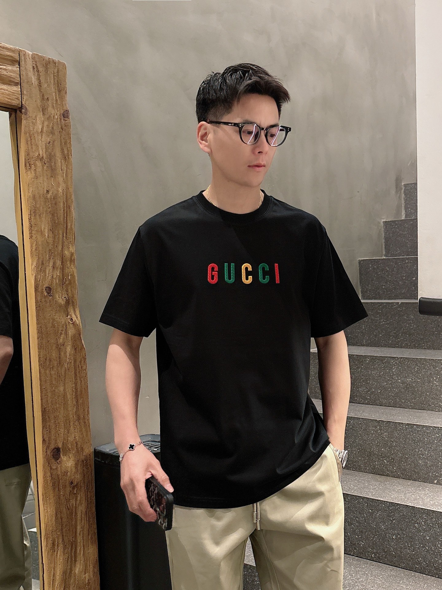  GUCCI GC 25SS早春新款 经典字母logo哇胶厚板短袖
轻奢主义 男女日常通勤穿搭必备单品 