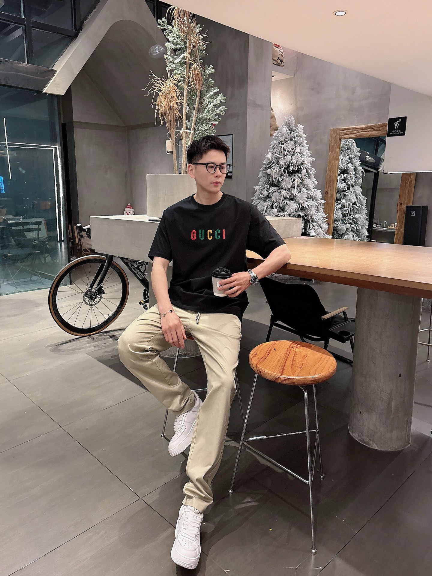  GUCCI GC 25SS早春新款 经典字母logo哇胶厚板短袖
轻奢主义 男女日常通勤穿搭必备单品 