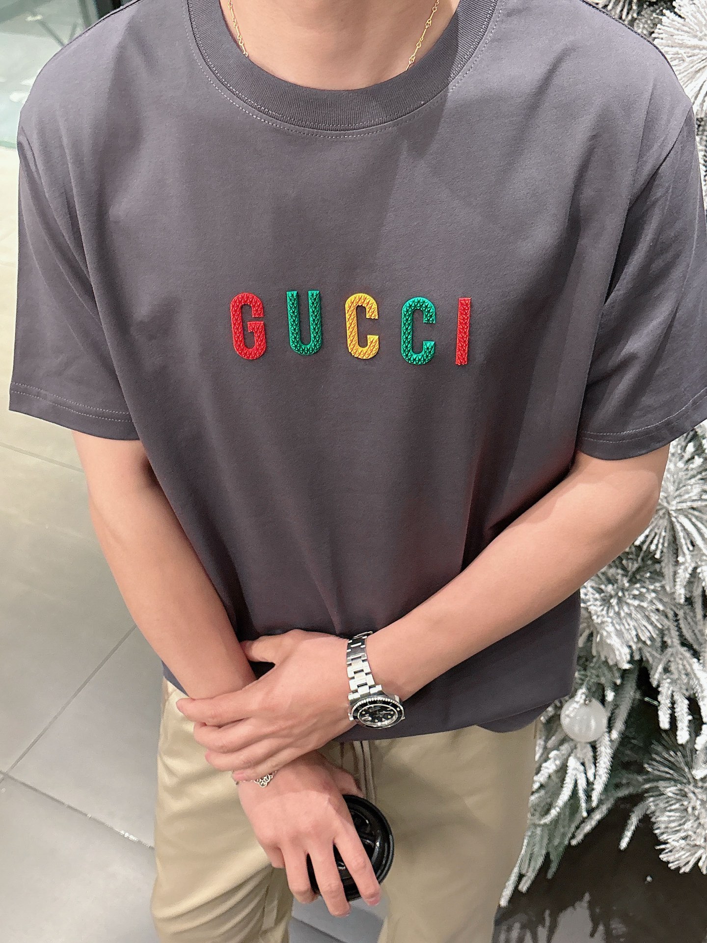  GUCCI GC 25SS早春新款 经典字母logo哇胶厚板短袖
轻奢主义 男女日常通勤穿搭必备单品 