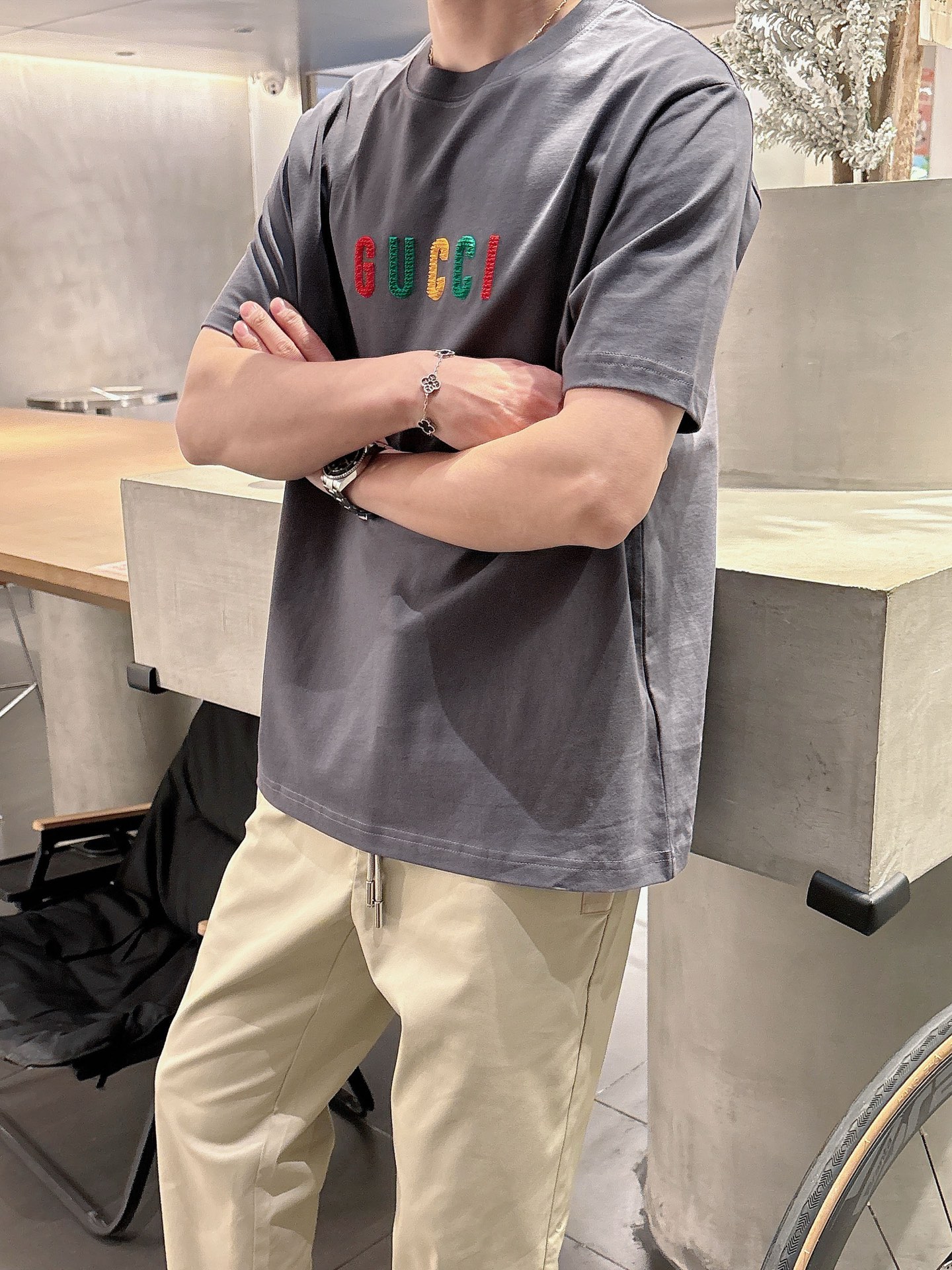  GUCCI GC 25SS早春新款 经典字母logo哇胶厚板短袖
轻奢主义 男女日常通勤穿搭必备单品 