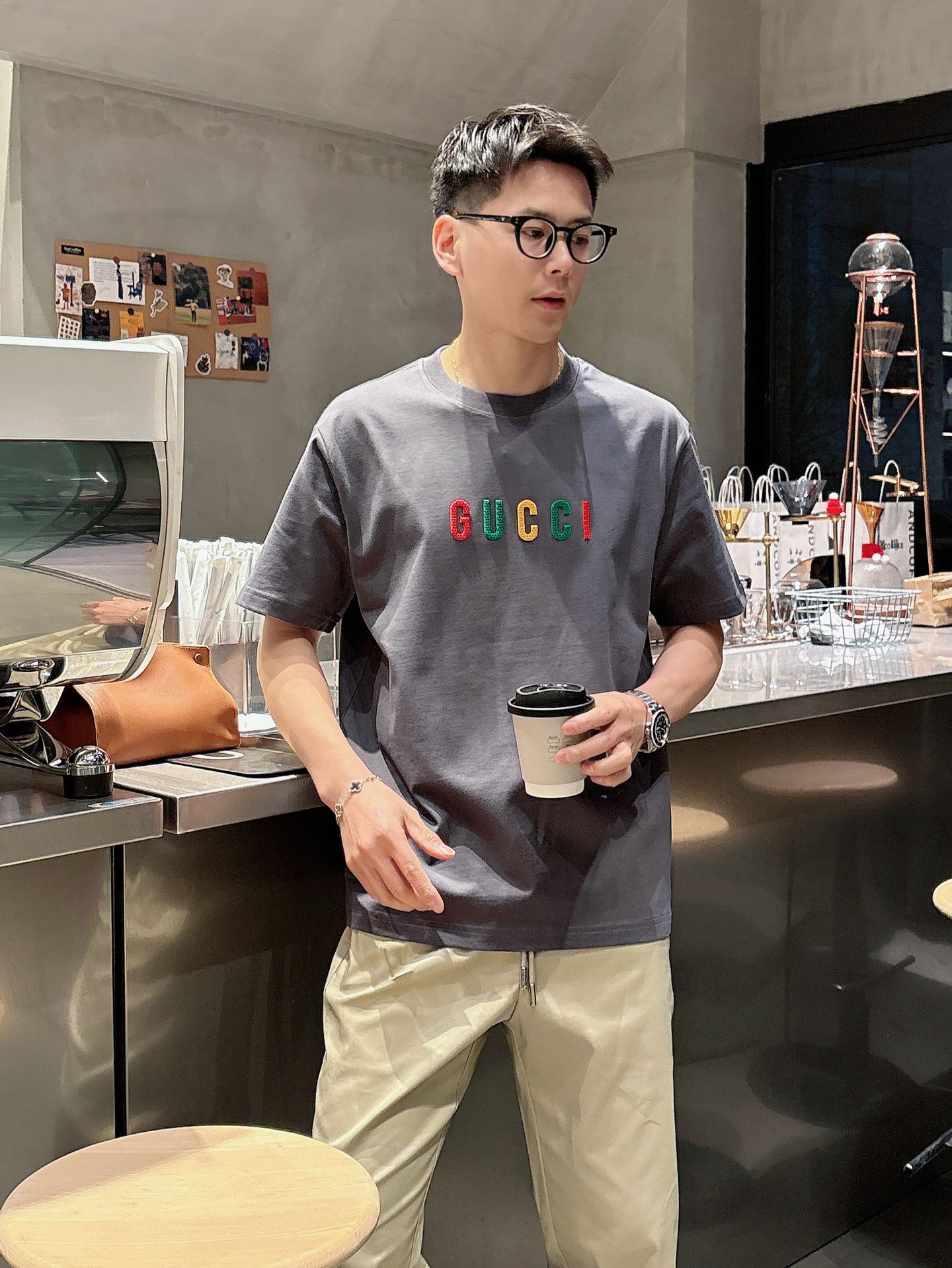 GUCCI GC 25SS早春新款 经典字母logo哇胶厚板短袖
轻奢主义 男女日常通勤穿搭必备单品 