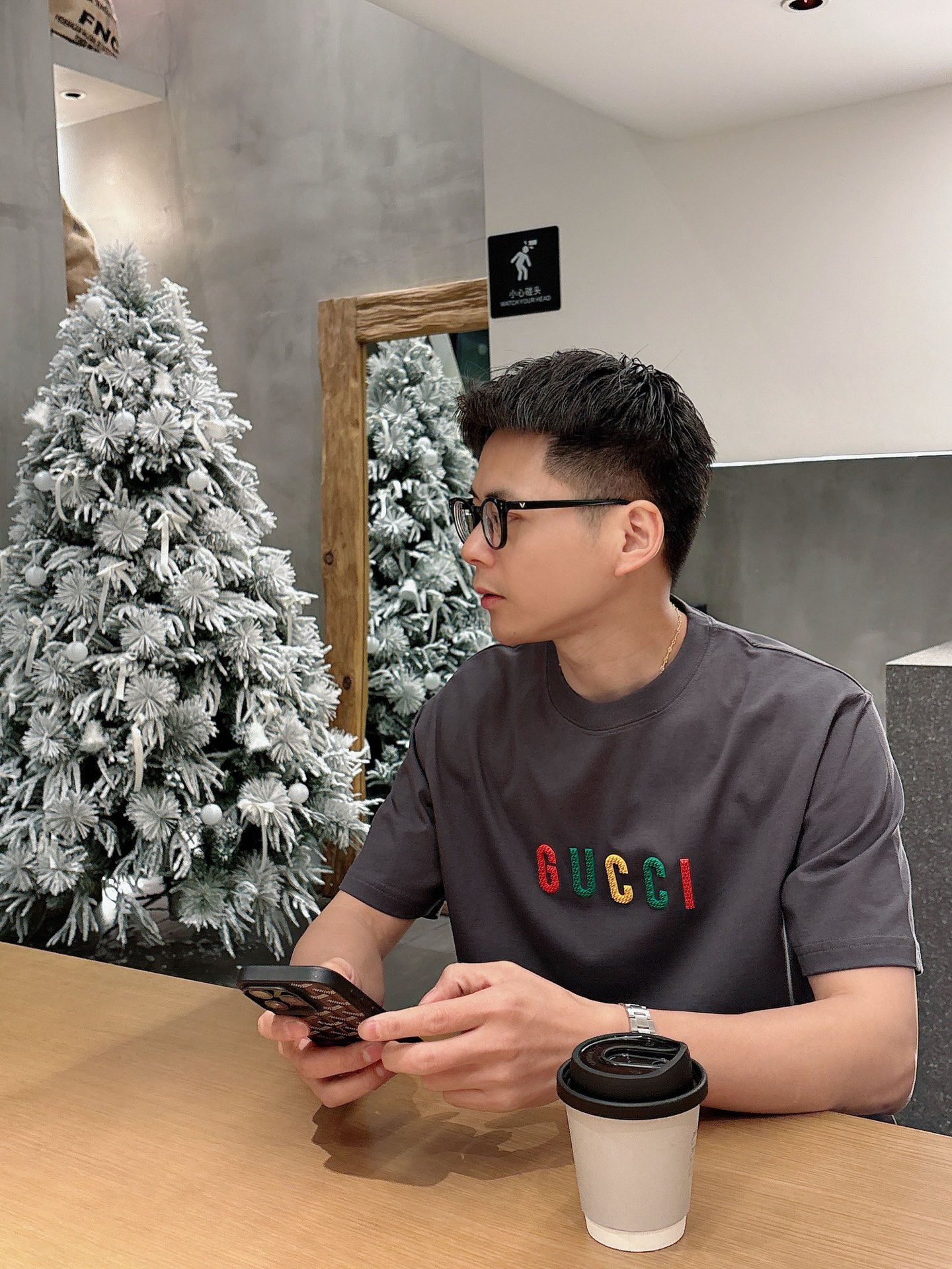  GUCCI GC 25SS早春新款 经典字母logo哇胶厚板短袖
轻奢主义 男女日常通勤穿搭必备单品 