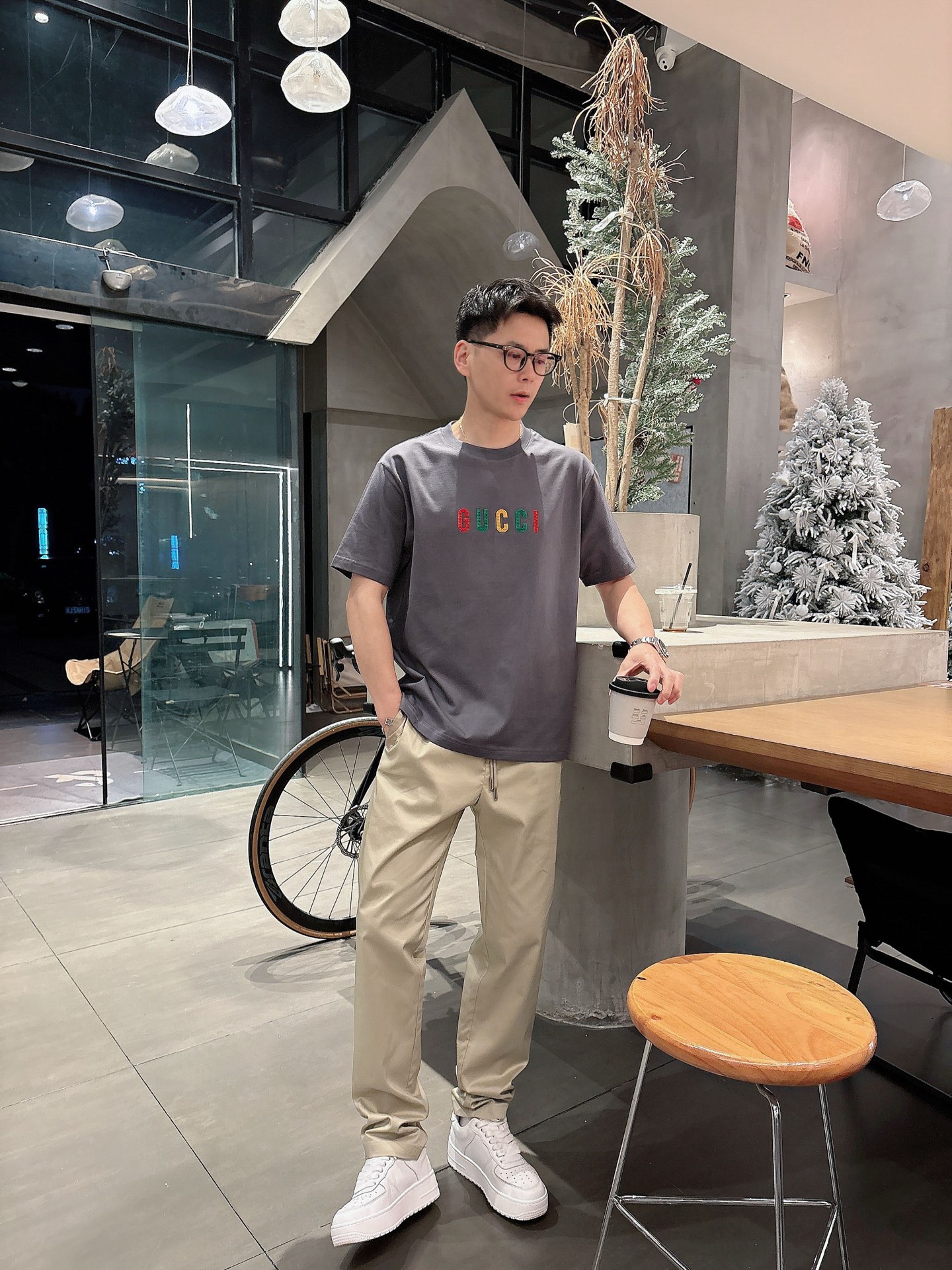  GUCCI GC 25SS早春新款 经典字母logo哇胶厚板短袖
轻奢主义 男女日常通勤穿搭必备单品 