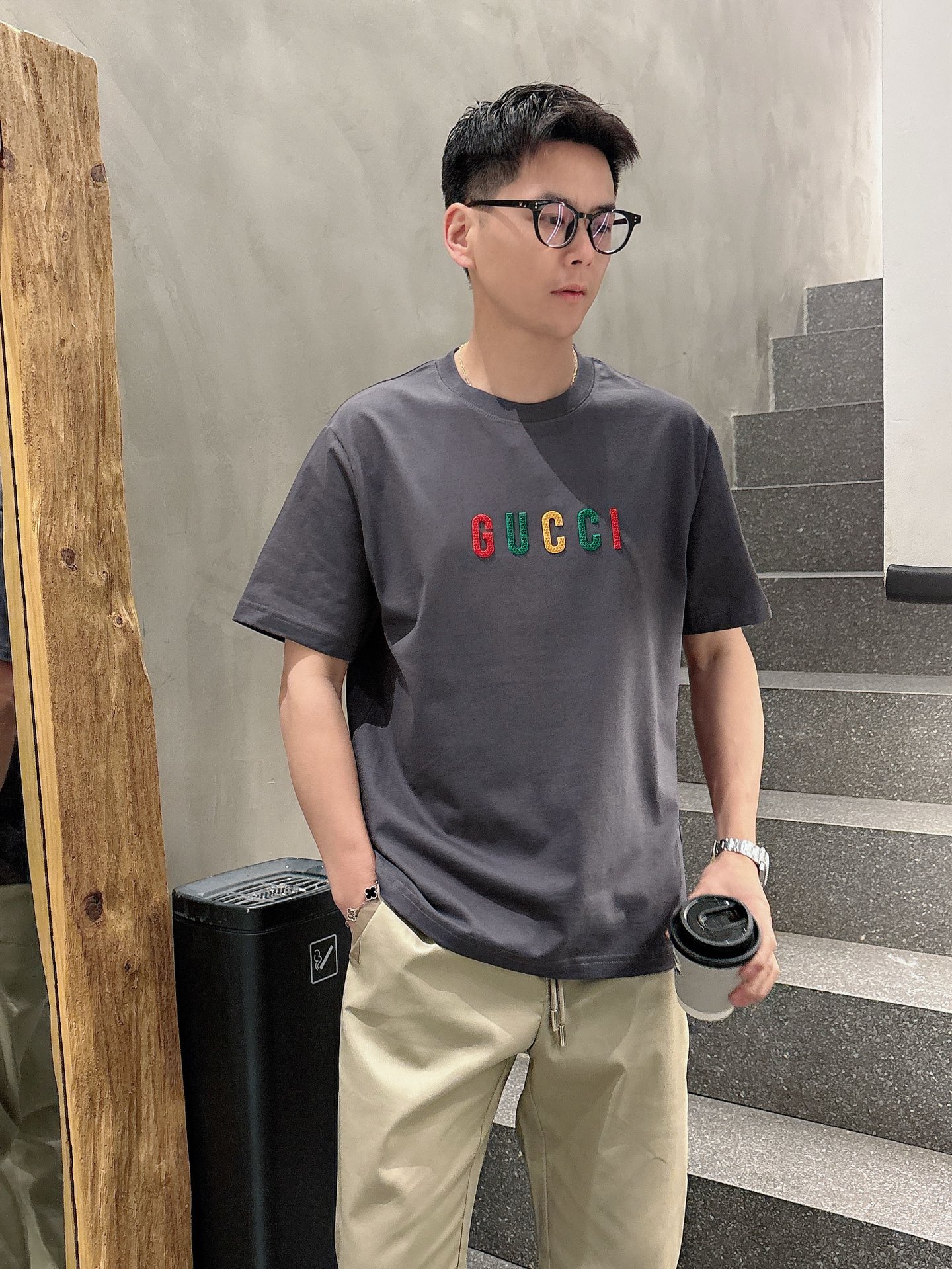  GUCCI GC 25SS早春新款 经典字母logo哇胶厚板短袖
轻奢主义 男女日常通勤穿搭必备单品 