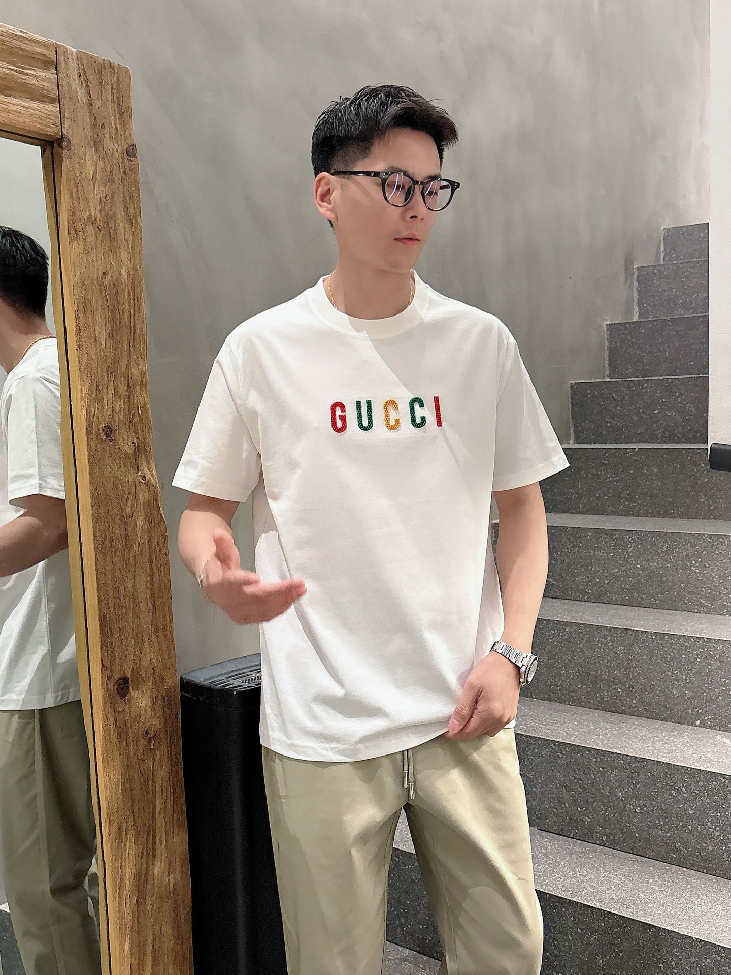  GUCCI GC 25SS早春新款 经典字母logo哇胶厚板短袖
轻奢主义 男女日常通勤穿搭必备单品 