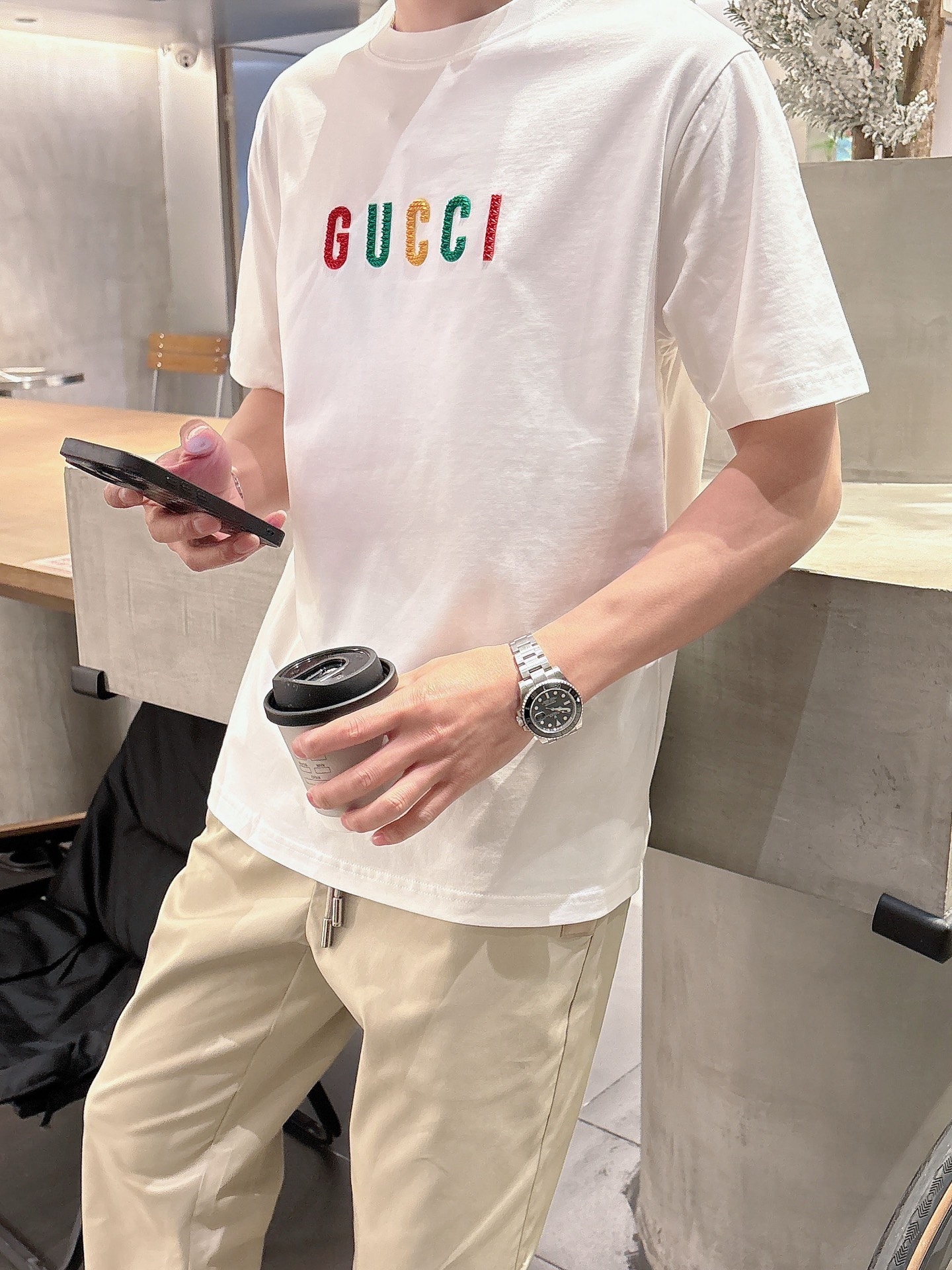  GUCCI GC 25SS早春新款 经典字母logo哇胶厚板短袖
轻奢主义 男女日常通勤穿搭必备单品 