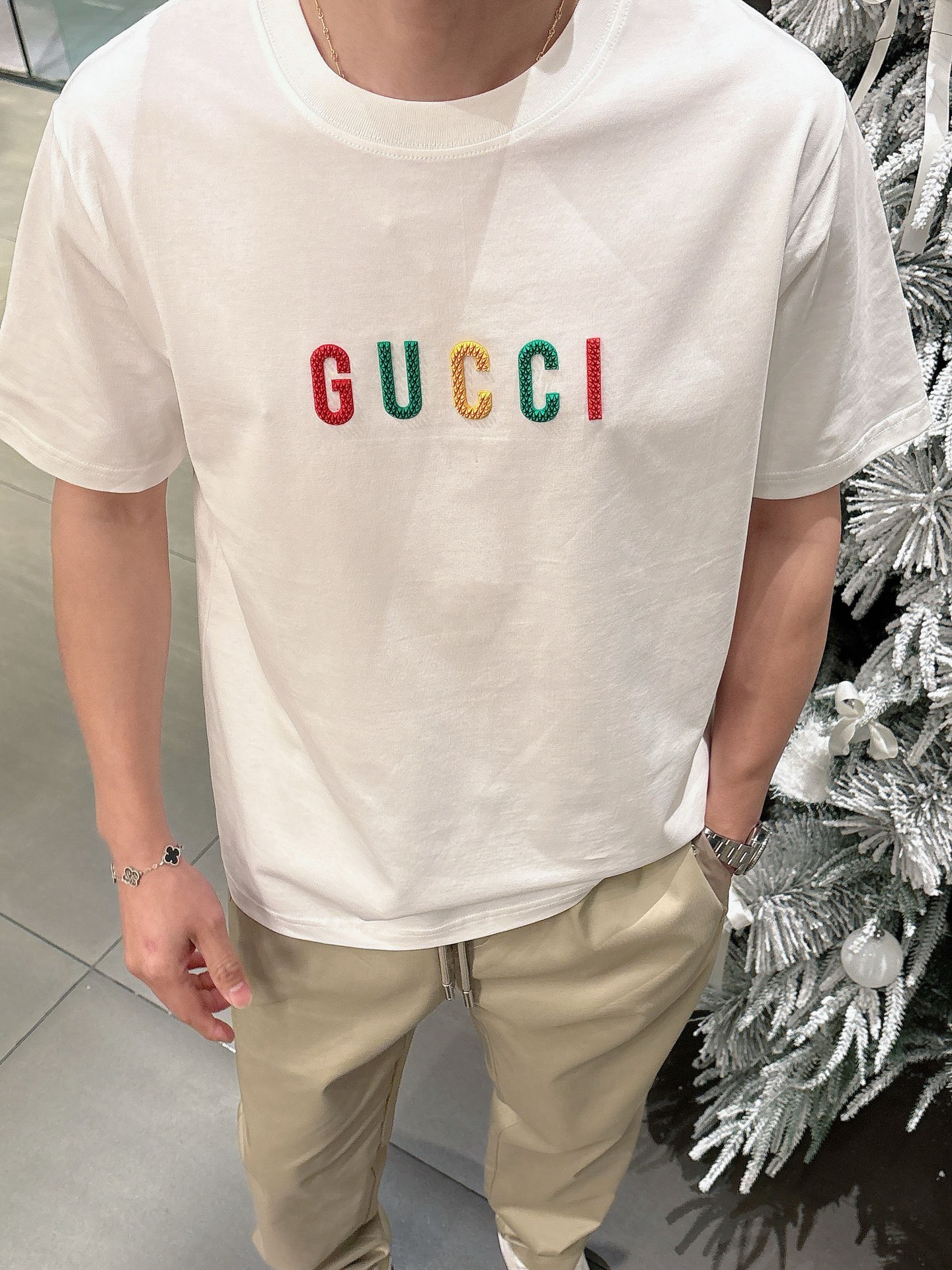 GUCCI GC 25SS早春新款 经典字母logo哇胶厚板短袖
轻奢主义 男女日常通勤穿搭必备单品 