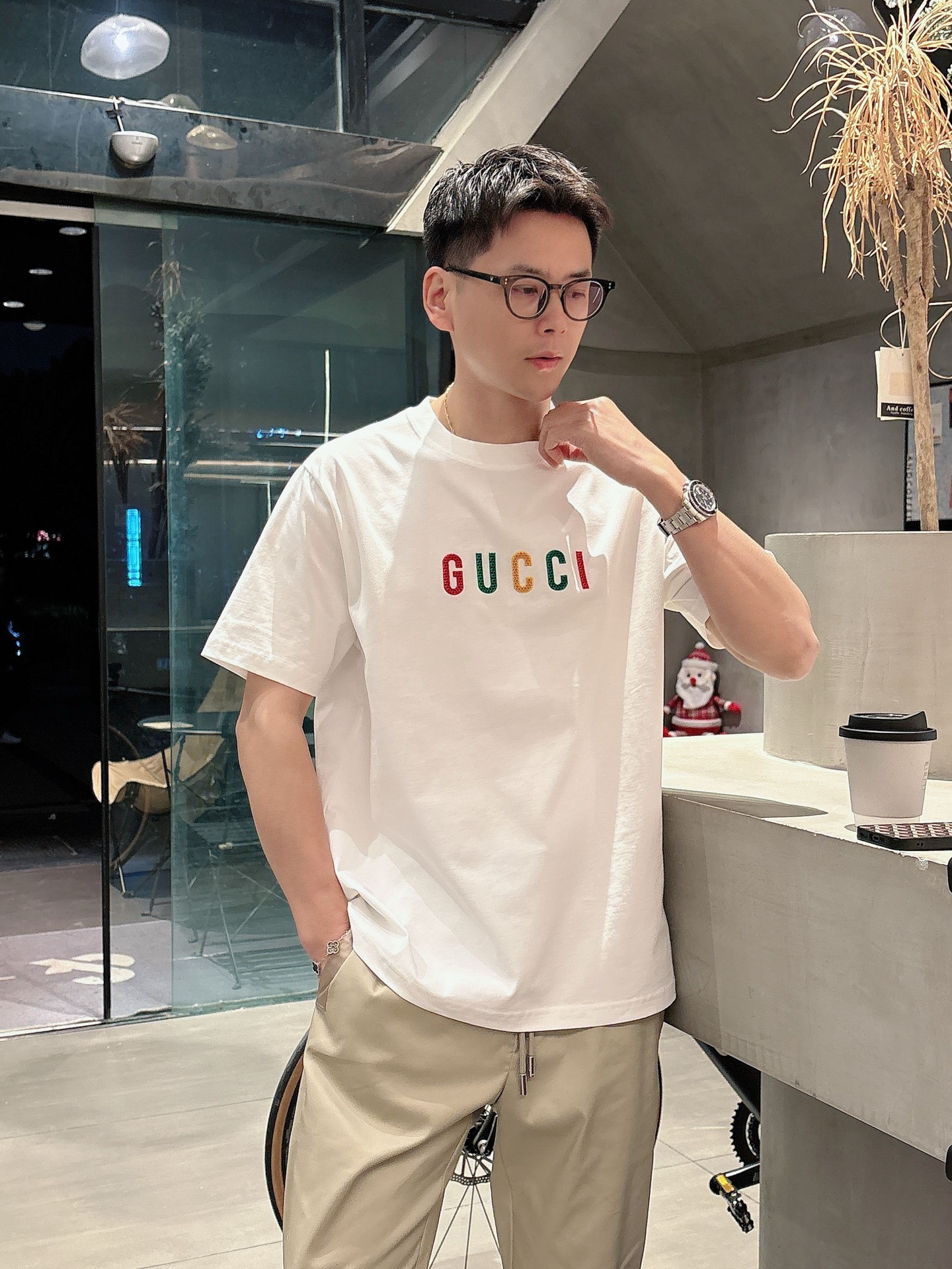  GUCCI GC 25SS早春新款 经典字母logo哇胶厚板短袖
轻奢主义 男女日常通勤穿搭必备单品 