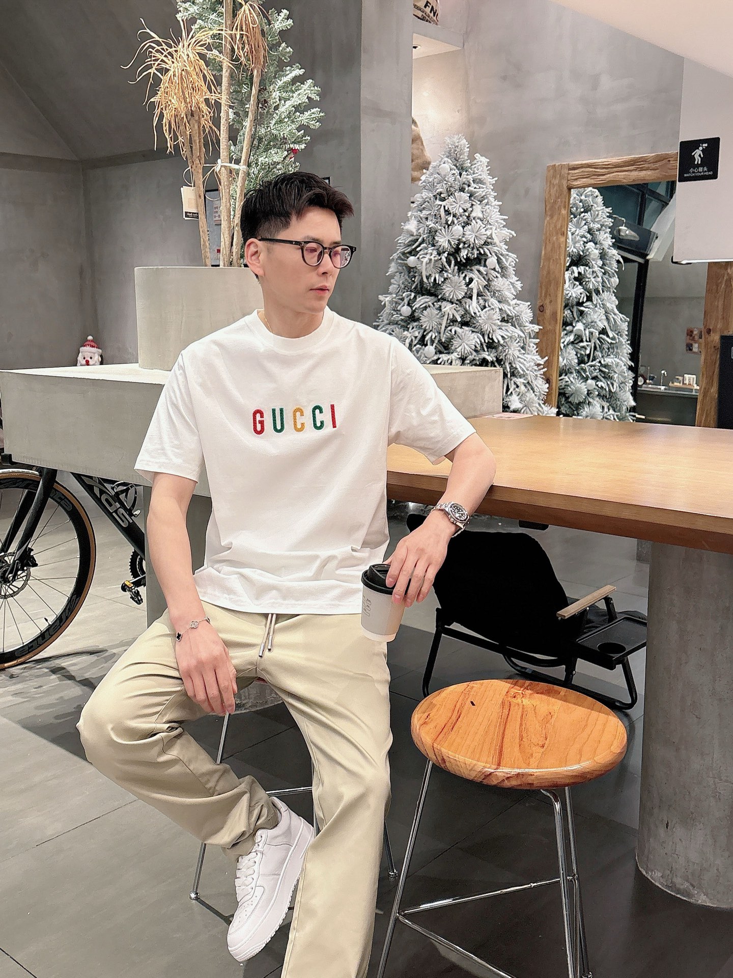 GUCCI GC 25SS早春新款 经典字母logo哇胶厚板短袖
轻奢主义 男女日常通勤穿搭必备单品 