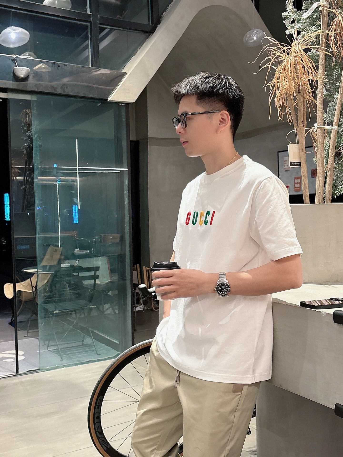  GUCCI GC 25SS早春新款 经典字母logo哇胶厚板短袖
轻奢主义 男女日常通勤穿搭必备单品 