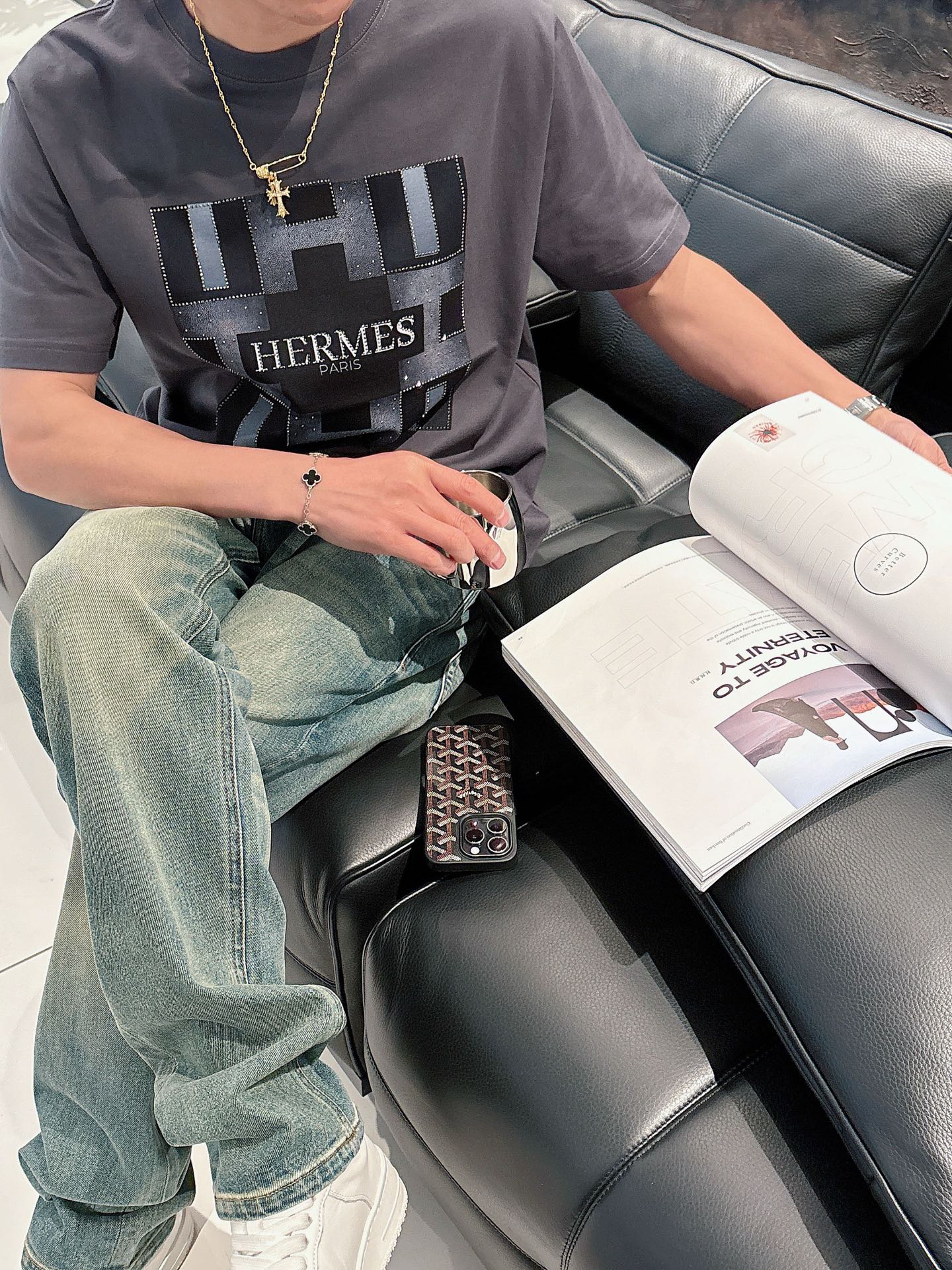  2025春夏系列新品🇨🇳
HERMES 爱马仕秀场同款T恤 ✨此款T恤定制面料饰有H家3D印花➕烫钻工