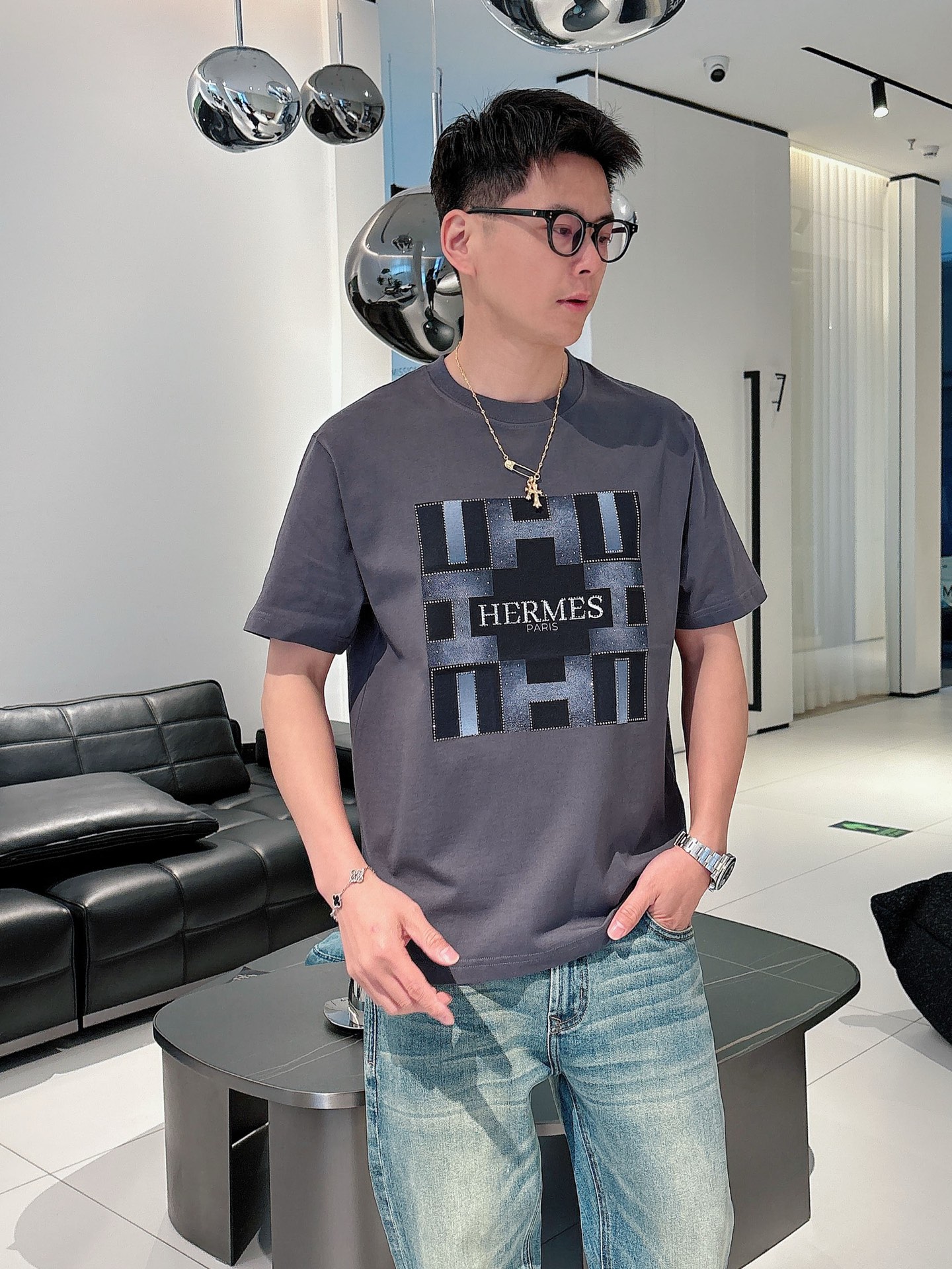  2025春夏系列新品🇨🇳
HERMES 爱马仕秀场同款T恤 ✨此款T恤定制面料饰有H家3D印花➕烫钻工