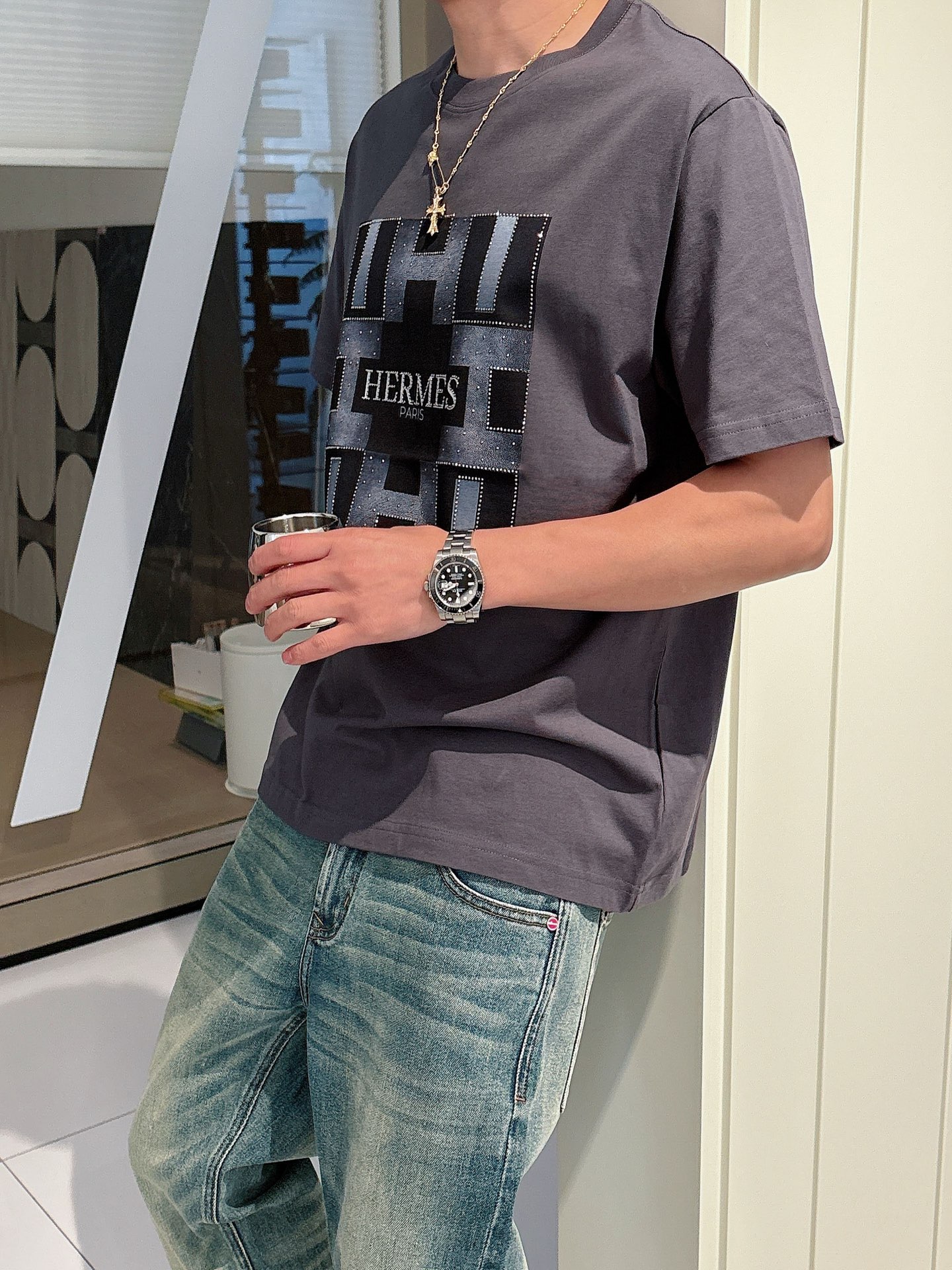  2025春夏系列新品🇨🇳
HERMES 爱马仕秀场同款T恤 ✨此款T恤定制面料饰有H家3D印花➕烫钻工