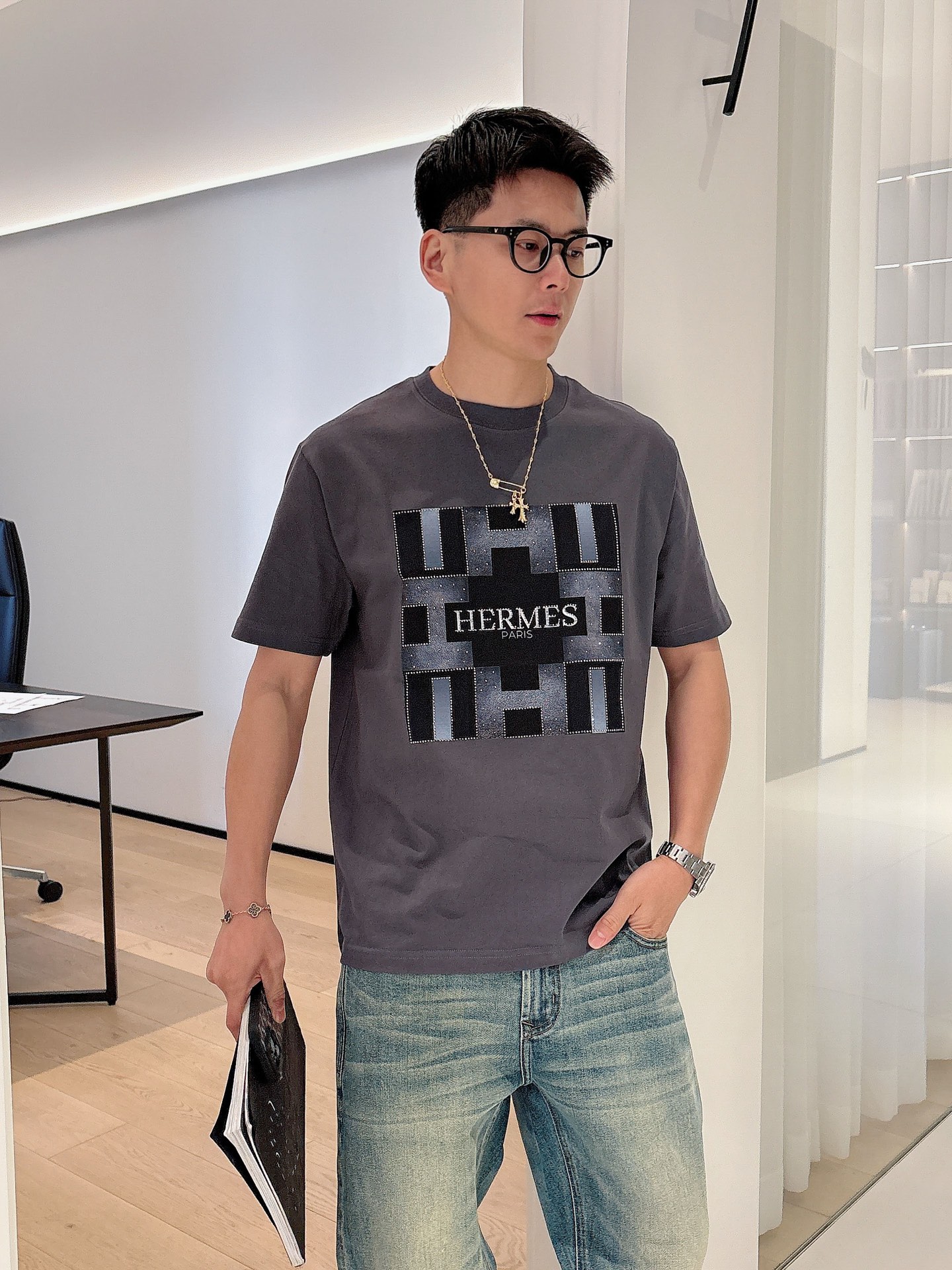  2025春夏系列新品🇨🇳
HERMES 爱马仕秀场同款T恤 ✨此款T恤定制面料饰有H家3D印花➕烫钻工
