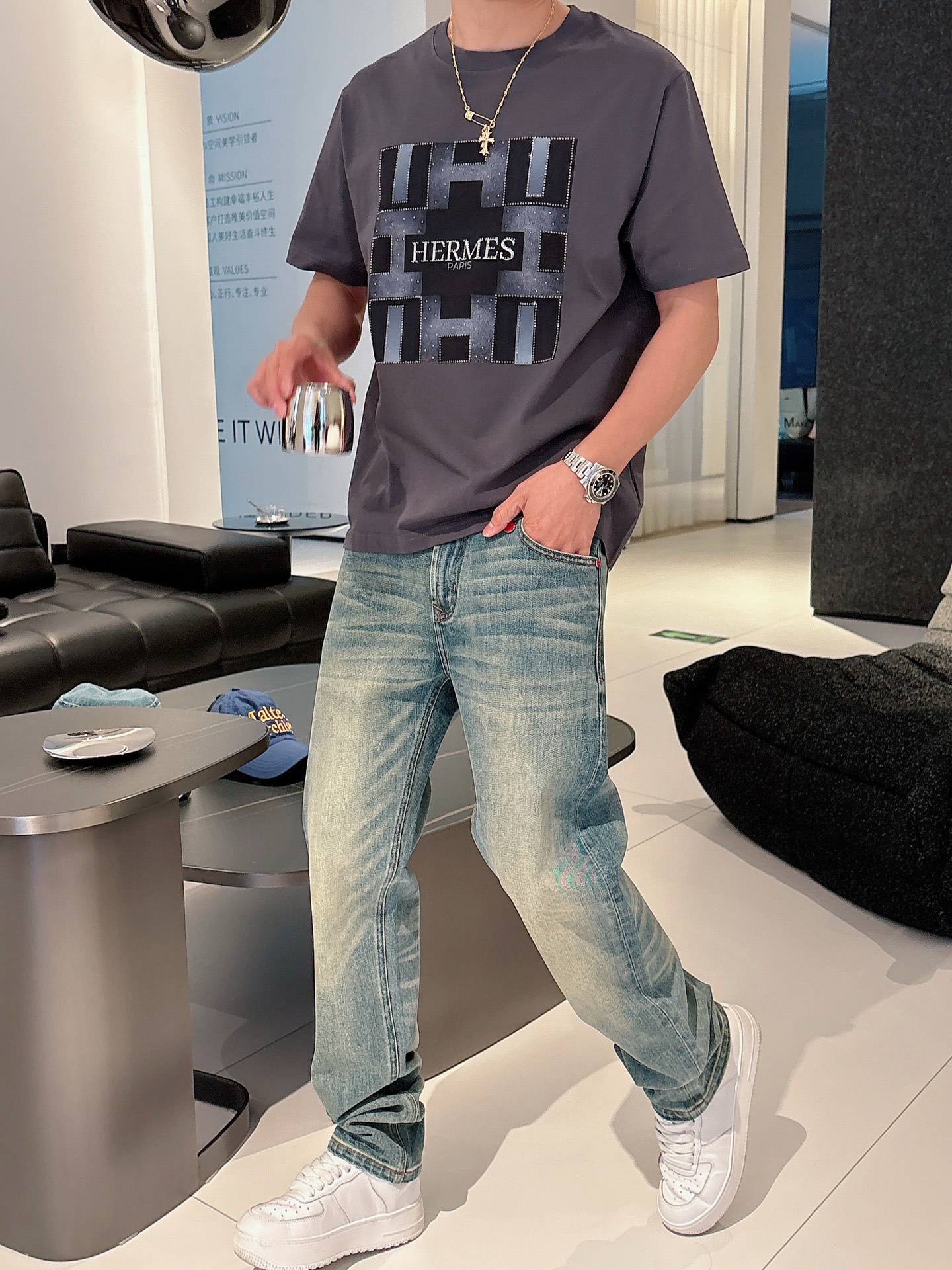  2025春夏系列新品🇨🇳
HERMES 爱马仕秀场同款T恤 ✨此款T恤定制面料饰有H家3D印花➕烫钻工