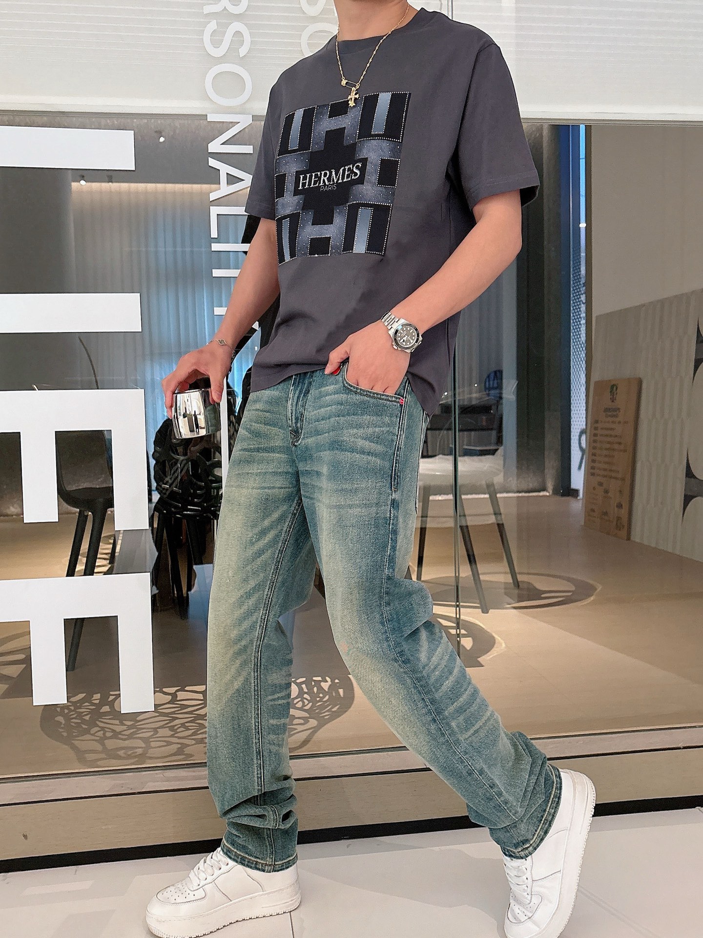  2025春夏系列新品🇨🇳
HERMES 爱马仕秀场同款T恤 ✨此款T恤定制面料饰有H家3D印花➕烫钻工