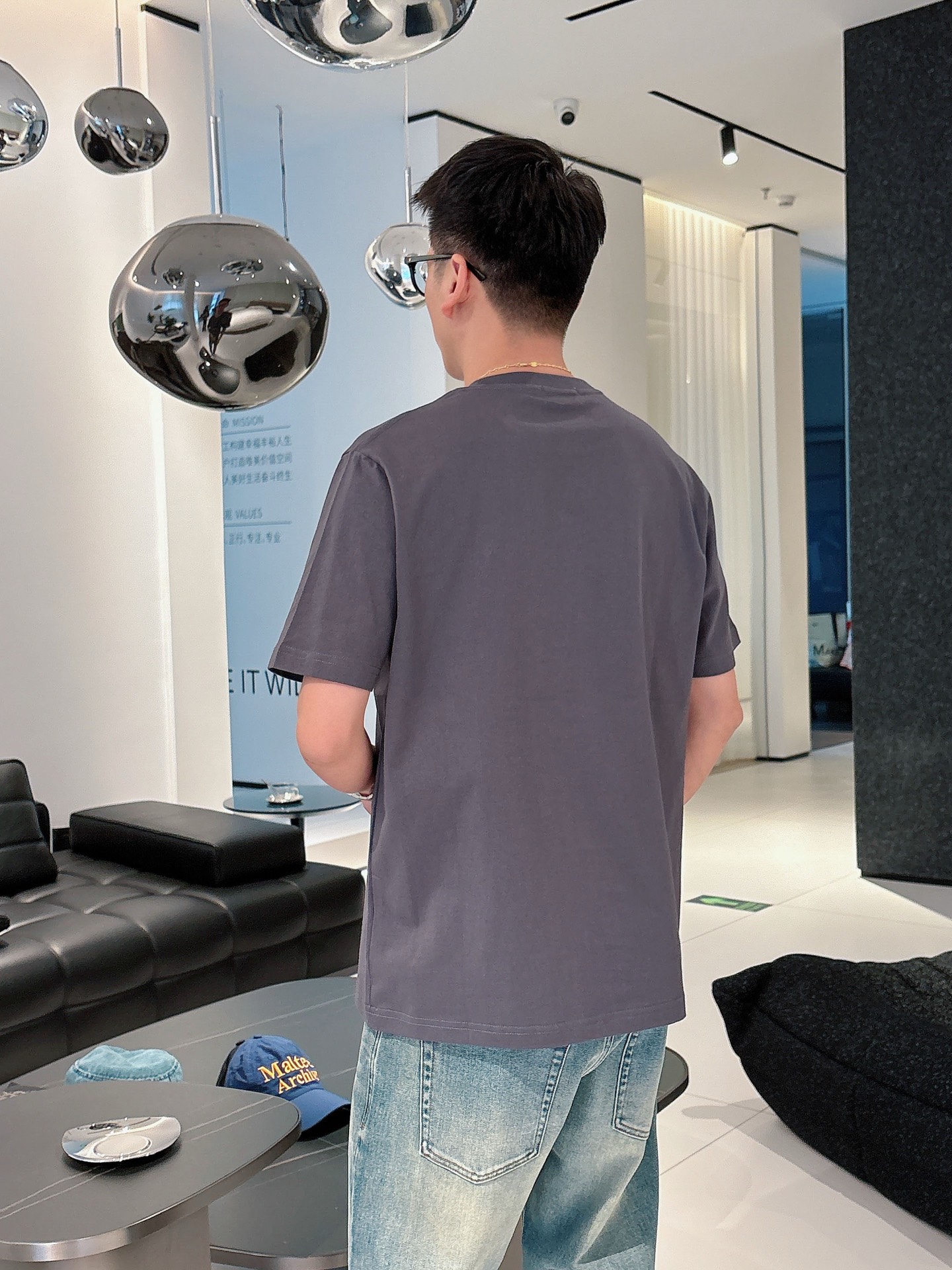  2025春夏系列新品🇨🇳
HERMES 爱马仕秀场同款T恤 ✨此款T恤定制面料饰有H家3D印花➕烫钻工