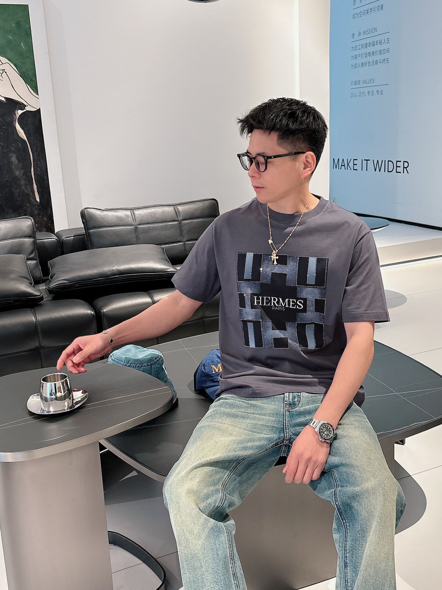  2025春夏系列新品🇨🇳
HERMES 爱马仕秀场同款T恤 ✨此款T恤定制面料饰有H家3D印花➕烫钻工