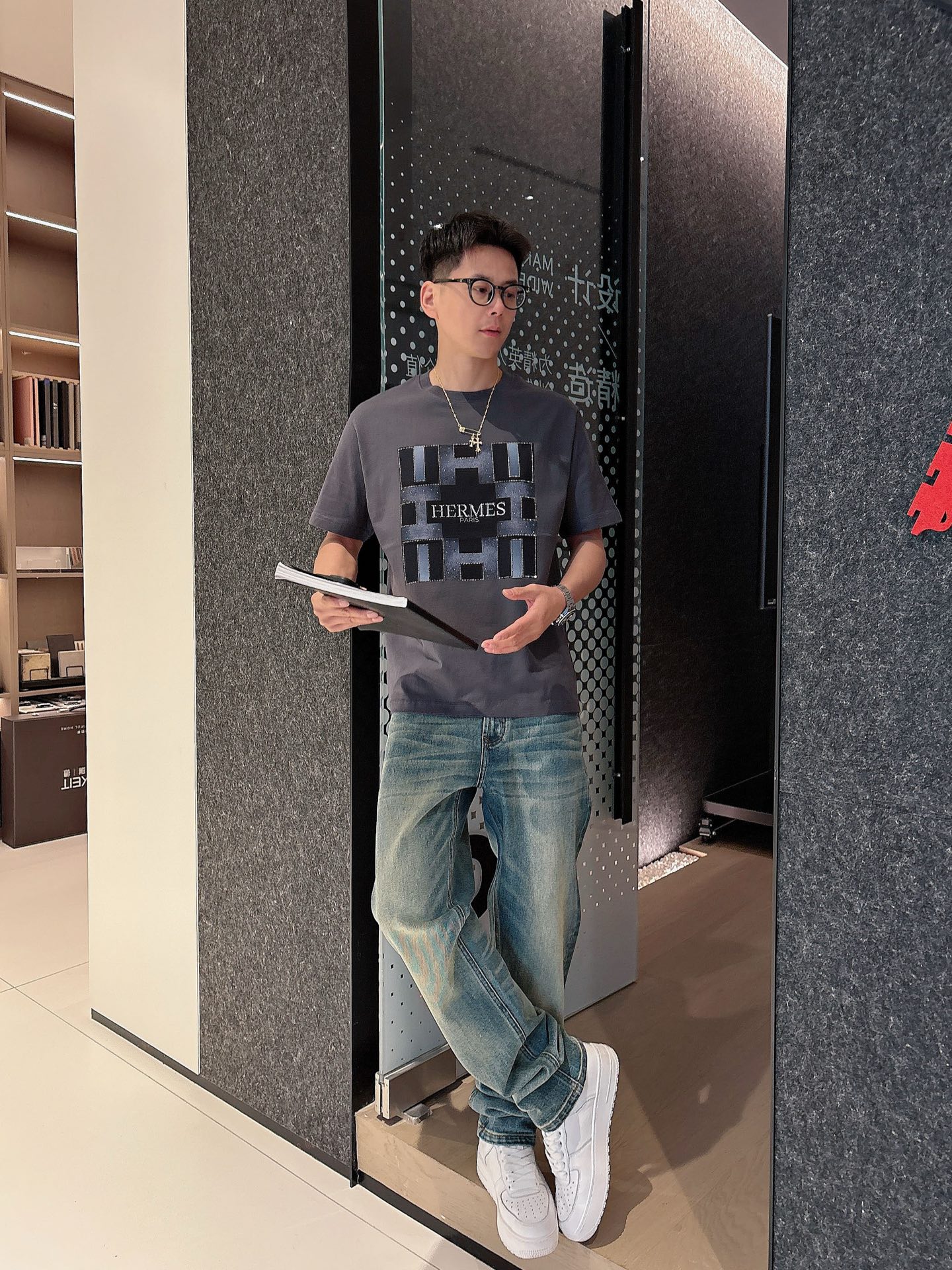  2025春夏系列新品🇨🇳
HERMES 爱马仕秀场同款T恤 ✨此款T恤定制面料饰有H家3D印花➕烫钻工