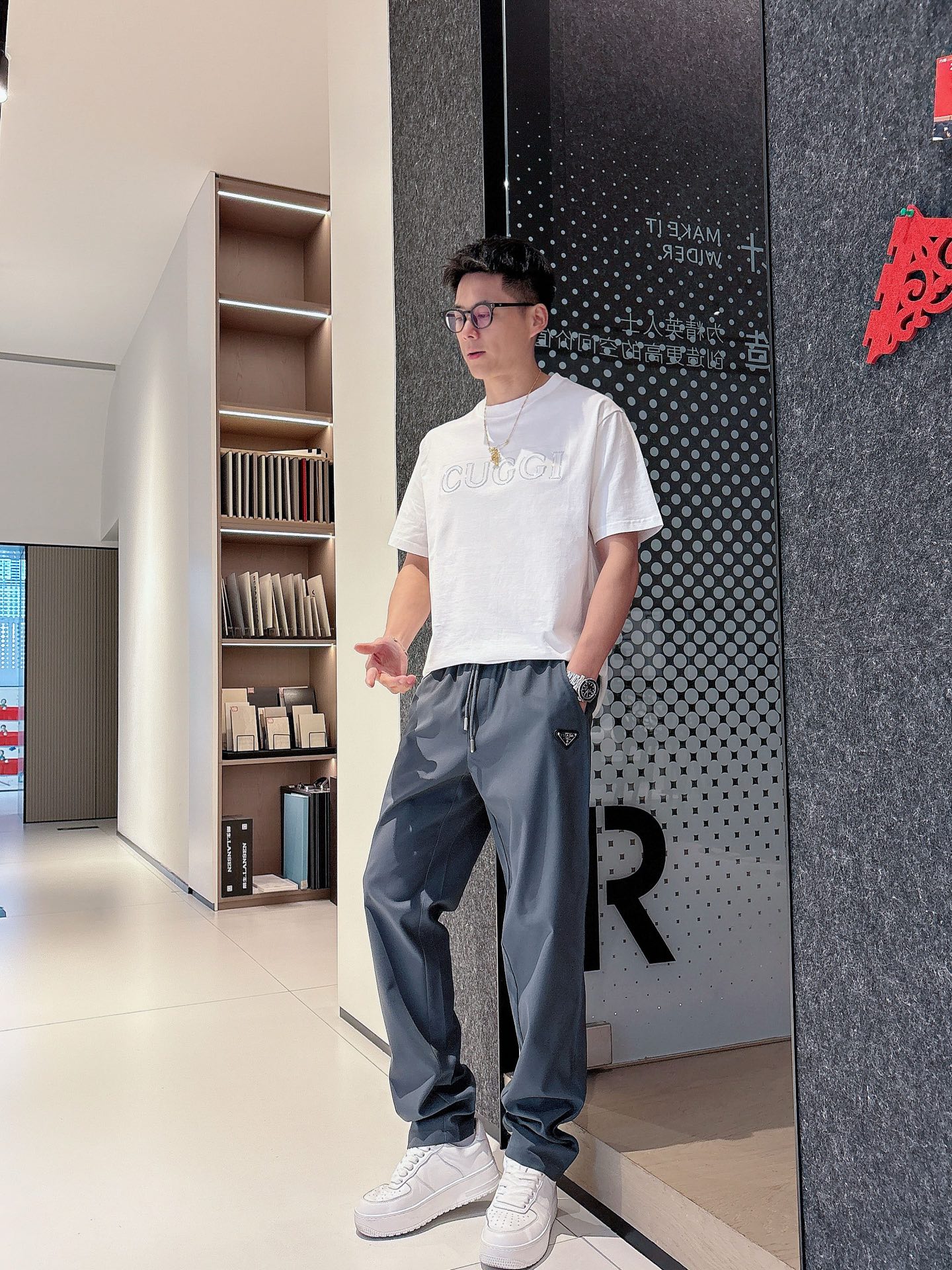  PRAD 2025春夏最新品，专柜同步有售，时尚休闲裤，进口原版面料，做工极为复杂，唯一可以做代购级别