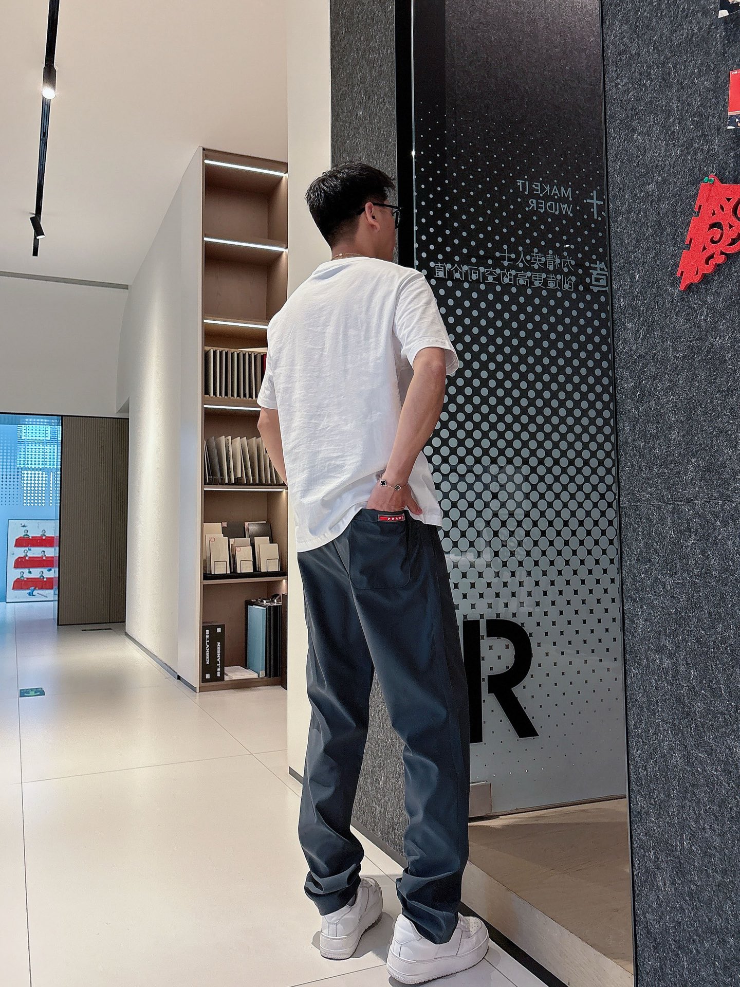  PRAD 2025春夏最新品，专柜同步有售，时尚休闲裤，进口原版面料，做工极为复杂，唯一可以做代购级别