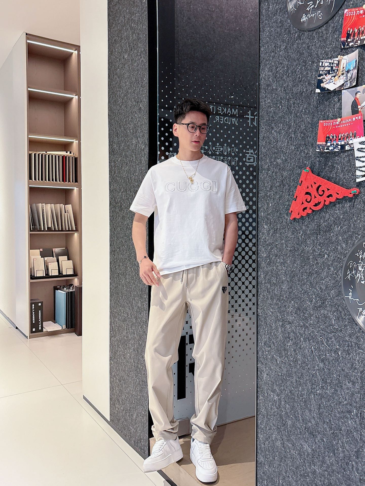  PRAD 2025春夏最新品，专柜同步有售，时尚休闲裤，进口原版面料，做工极为复杂，唯一可以做代购级别