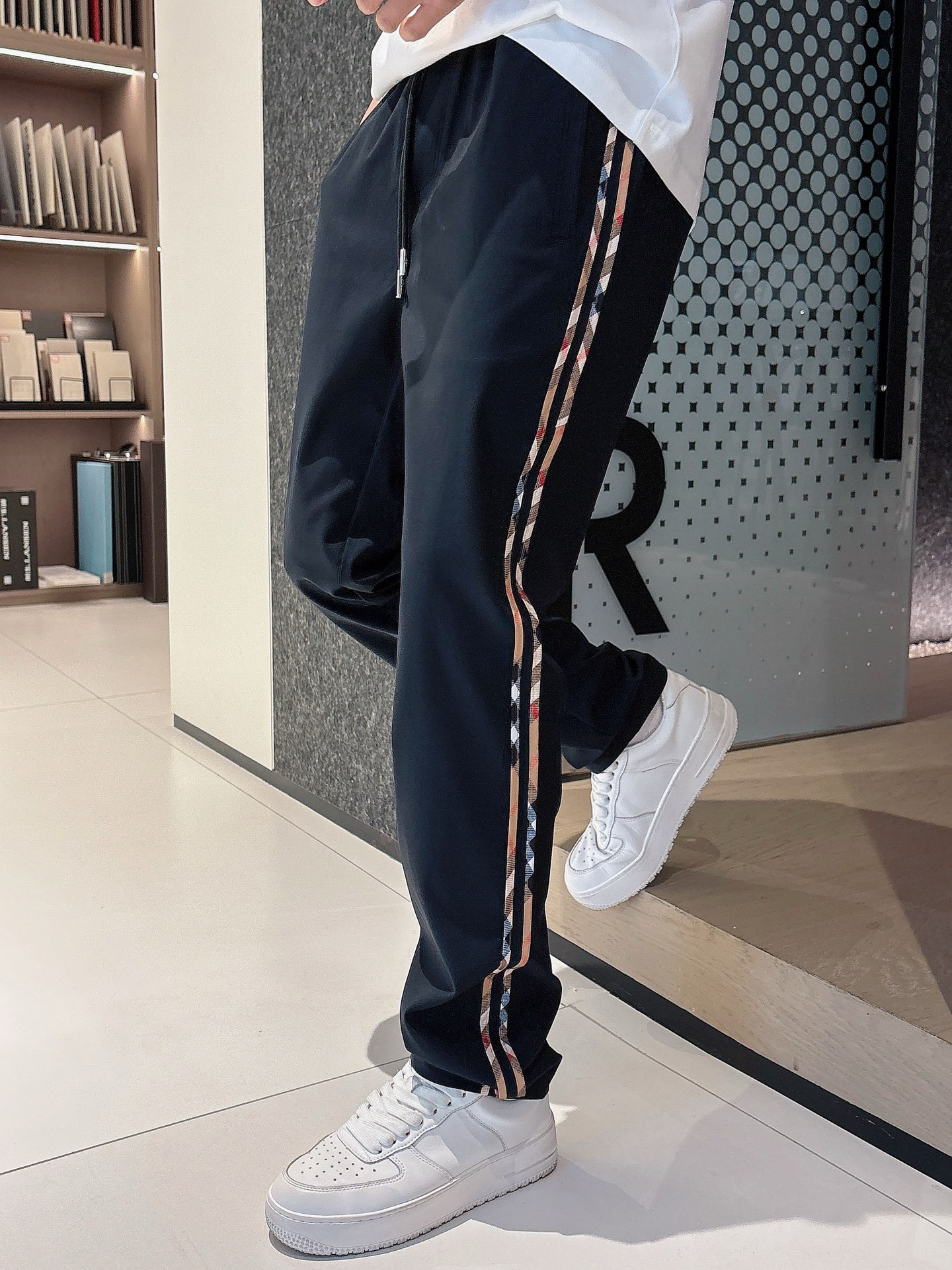  Bu🆕2025早秋新款休闲裤！官网同步发售。品牌经典LOGO休闲裤 ，定制面料，舒适度极好，手触感强烈