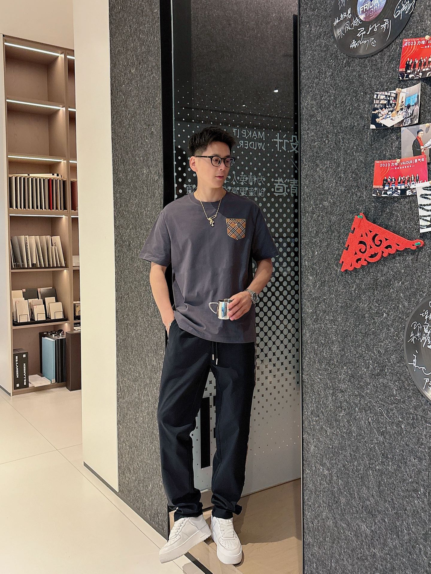  BURBER2025春夏最新，官网春夏新款男士短袖 高端定制进口面料 穿着舒适、胸前假口袋图案设计 百
