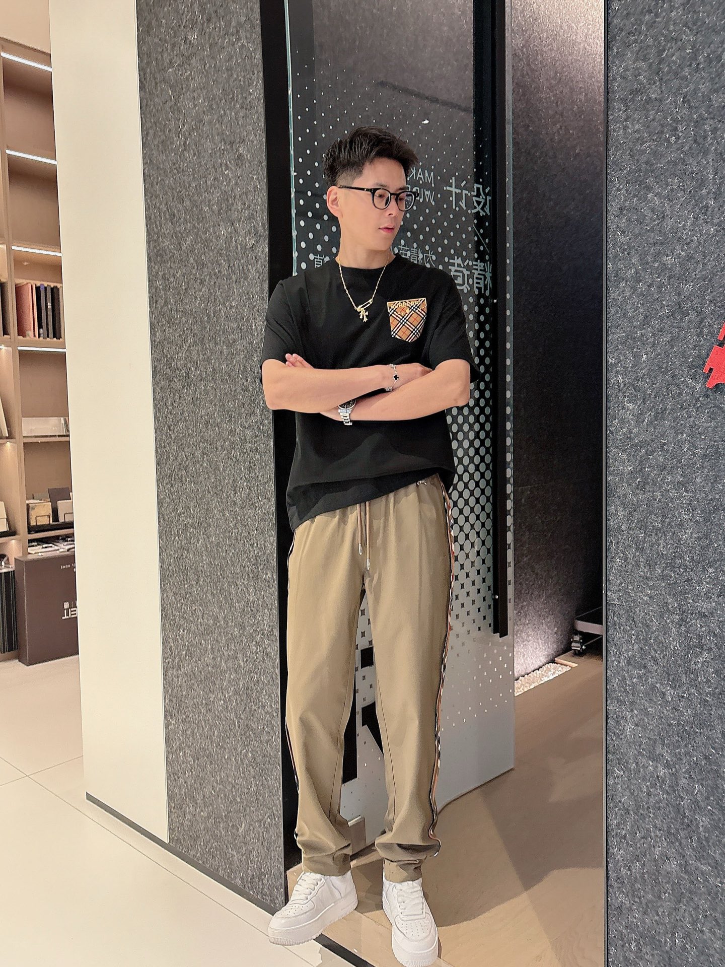  Bu🆕2025早秋新款休闲裤！官网同步发售。品牌经典LOGO休闲裤 ，定制面料，舒适度极好，手触感强烈