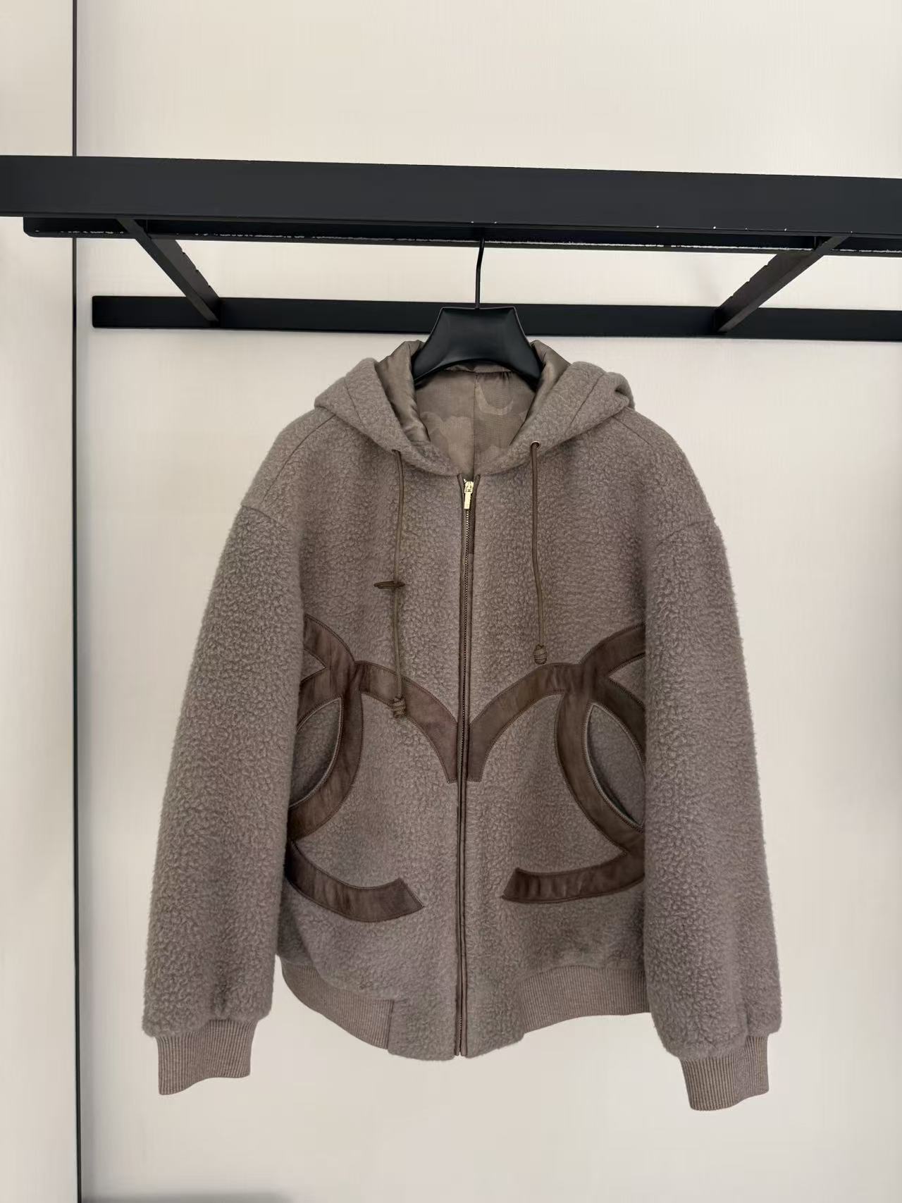 NO:638200,chanle#25 New Xiaoxiang hooded jacket. Black is also a must-have for fashion girls. Very novel black contrasting logo font. It is not exaggerated and highlights the texture at the same time. size36-38-40, Chanel-clothing, chanel, chanel, jackets & coats, hats, alexander wang19860909chanle#25 新款小香带帽外套 黑色也是时尚girl 必备 很新颖的黑色撞logo字体 不浮夸同时又能凸显质感 size36-38-40,香奈儿-服装,chanel,chanel,jackets & coats,hats,alexander wang,Women's clothing