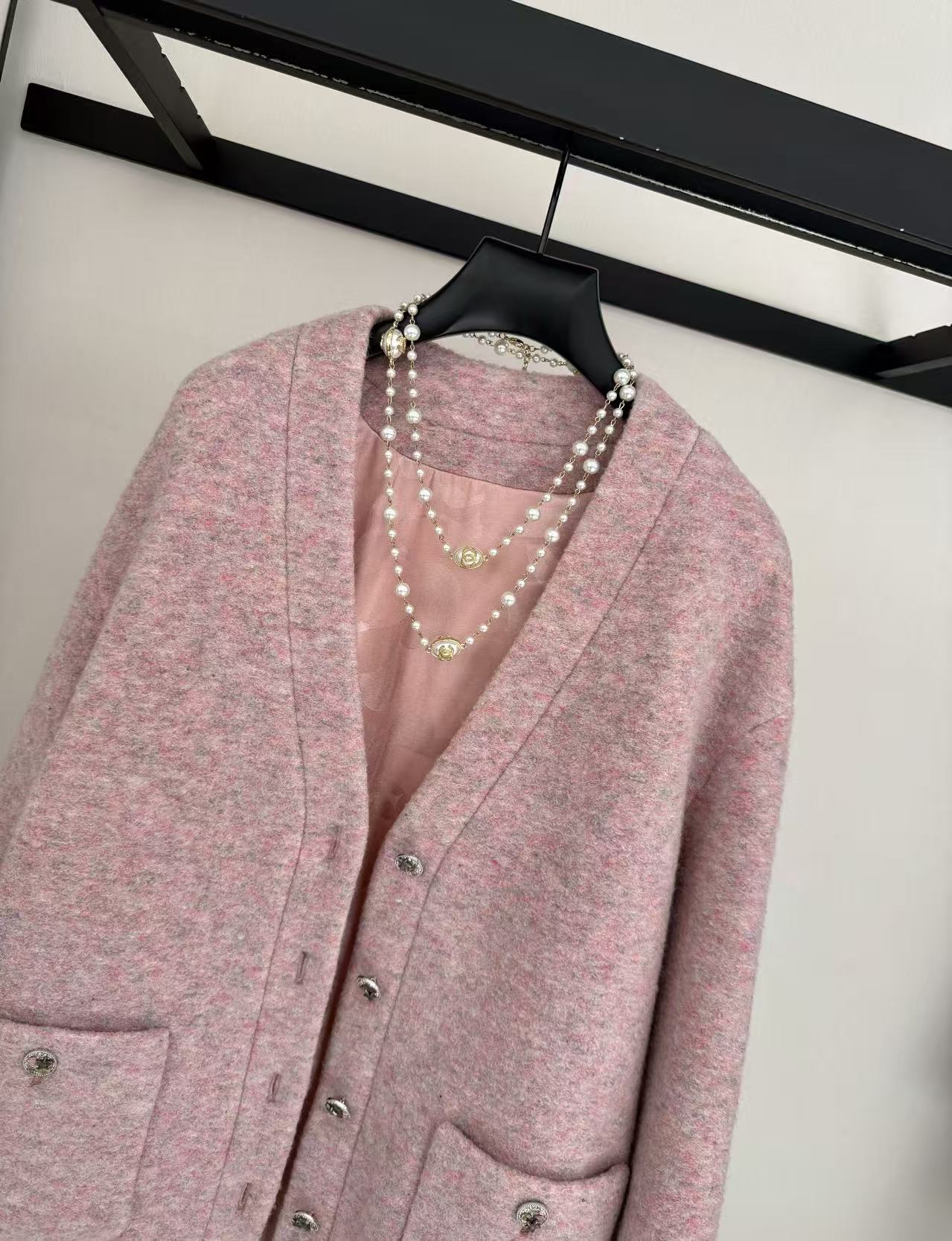 NO:638222,CHANEL//The pink color in autumn and winter is so gentle~ The coats from thousands of choices are really beautiful~ The tender pink peach and small fragrant woolen coat is so gentle~ This pink tweed coat is simply an artifact of the autumn atmosphere!  The soft color matching is gentle and healing, the loose fit is lazy and casual, and the gray bottoms are simple and high-end. Whether you are shopping or dating, you can easily achieve elegance. SIZE: 36-38-40, Chanel-clothing, chanel, chanel, jackets & coats,  19860909CHANEL//秋冬的粉色好温柔～ 千挑万选的大衣真的绝美～ 嫩粉水蜜桃小香风毛呢外套好温柔～这件粉色粗花呢外套简直是秋日氛围感神器！柔和的配色温柔又治愈,宽松版型慵懒又随性,搭配灰色系下装简约又高级.无论是逛街还是约会,都能轻松拿捏优雅气质. SIZE:36-38-40,香奈儿-服装,chanel,chanel,jackets & coats, ,Women's clothing