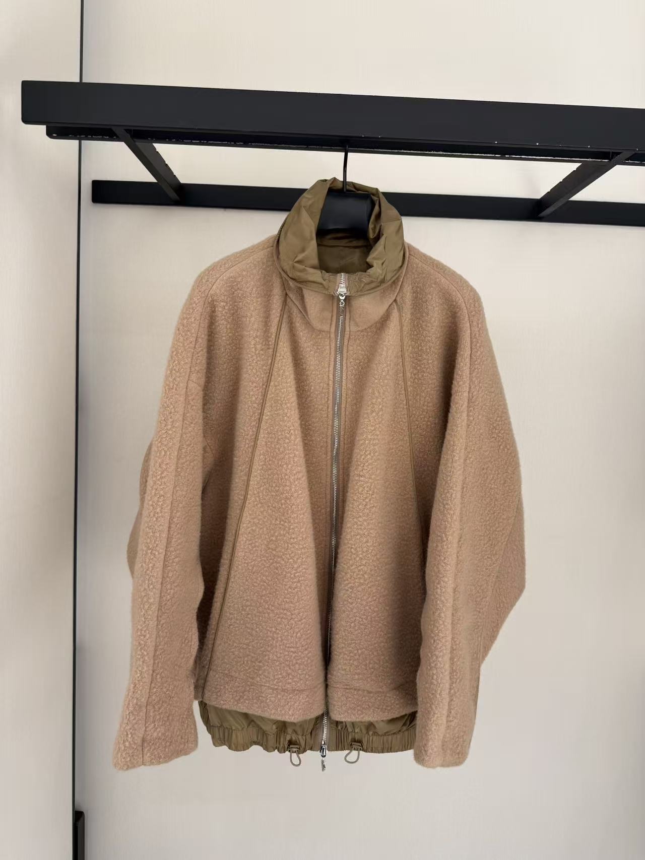 NO:638214,prada#The Korean style atmosphere of autumn and winter is perfectly captured by this outfit!  Khaki wool jacket, furry collar and cuffs, warm and healing, paired with a beige high-collar inner layer, full of layers. Denim wide-leg pants are extremely drapey, showing long legs and hiding flesh, soft and Korean style - size 36-38-40”, Prada - clothing, prada, prada, jackets & coats, alexander wang19860909prada#秋冬韩系氛围被这套穿搭狠狠拿捏了！ 卡其色羊毛外套,毛茸茸的领口和袖口,温暖又治愈,搭配米色系高领内搭,层次感拉满.牛仔阔腿裤垂感绝了显腿长还藏肉温柔又韩系- size36-38-40”,普拉达-服装,prada,prada,jackets & coats,alexander wang,Women's clothing