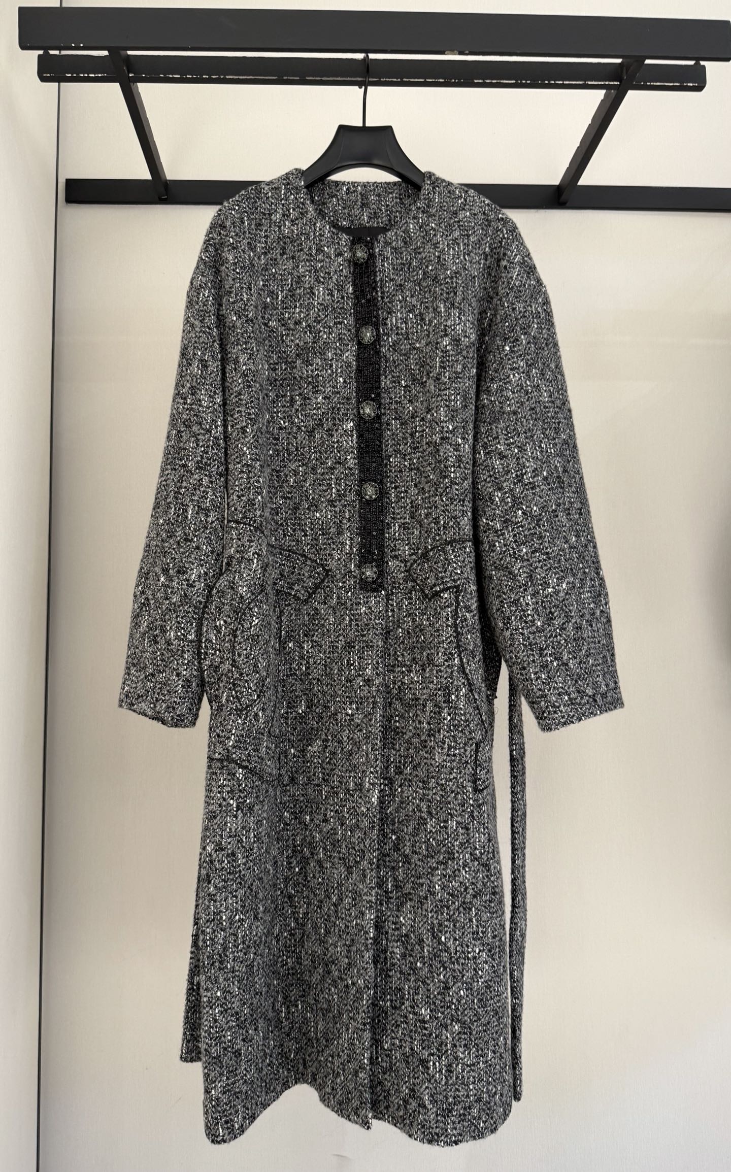 NO:638223,chanle#25 Xiaoxiangfeng tweed long coat is made of tweed fabric with rich texture and shiny texture. It is retro and high-end. It has good warmth retention. The version is loose and long. It is very tolerant to the body. There are black decorative belts and metal buttons on the skirt, which are the iconic details of Xiaoxiangfeng. It enhances the sense of sophistication. It has three-dimensional pockets and a belt on the side. You can adjust the version according to your preference to add layering. It can be worn with simple turtleneck sweaters and shirts.  Pair the bottoms with leggings, skirts or jeans, and then pair them with a pair of short boots or high heels to easily create a variety of elegant, retro or fashionable and casual looks. Chanel - Clothing, chanel, chanel, boots, high heels, skirts, jeans, sweaters, shirts, alexander wang19860909chanle#25小香风粗花呢长款大衣 采用粗花呢面料 纹理丰富且带有闪光质感 复古又显高级 保暖性佳 版型为宽松长款 对身材包容性强 衣襟处有黑色装饰带与金属纽扣 是小香风的标志性细节 提升精致感 设有立体口袋 侧边配有腰带 可根据喜好调整版型,增加穿搭层次感 可内搭简约的高领毛衣、衬衫 下装搭配紧身裤、半身裙或牛仔裤 再搭配一双短靴或高跟鞋 能轻松打造出优雅复古或时尚休闲的多种造型,香奈儿-服装,chanel,chanel,boots,high heels,skirts,jeans,sweaters,shirts,alexander wang,Women's clothing