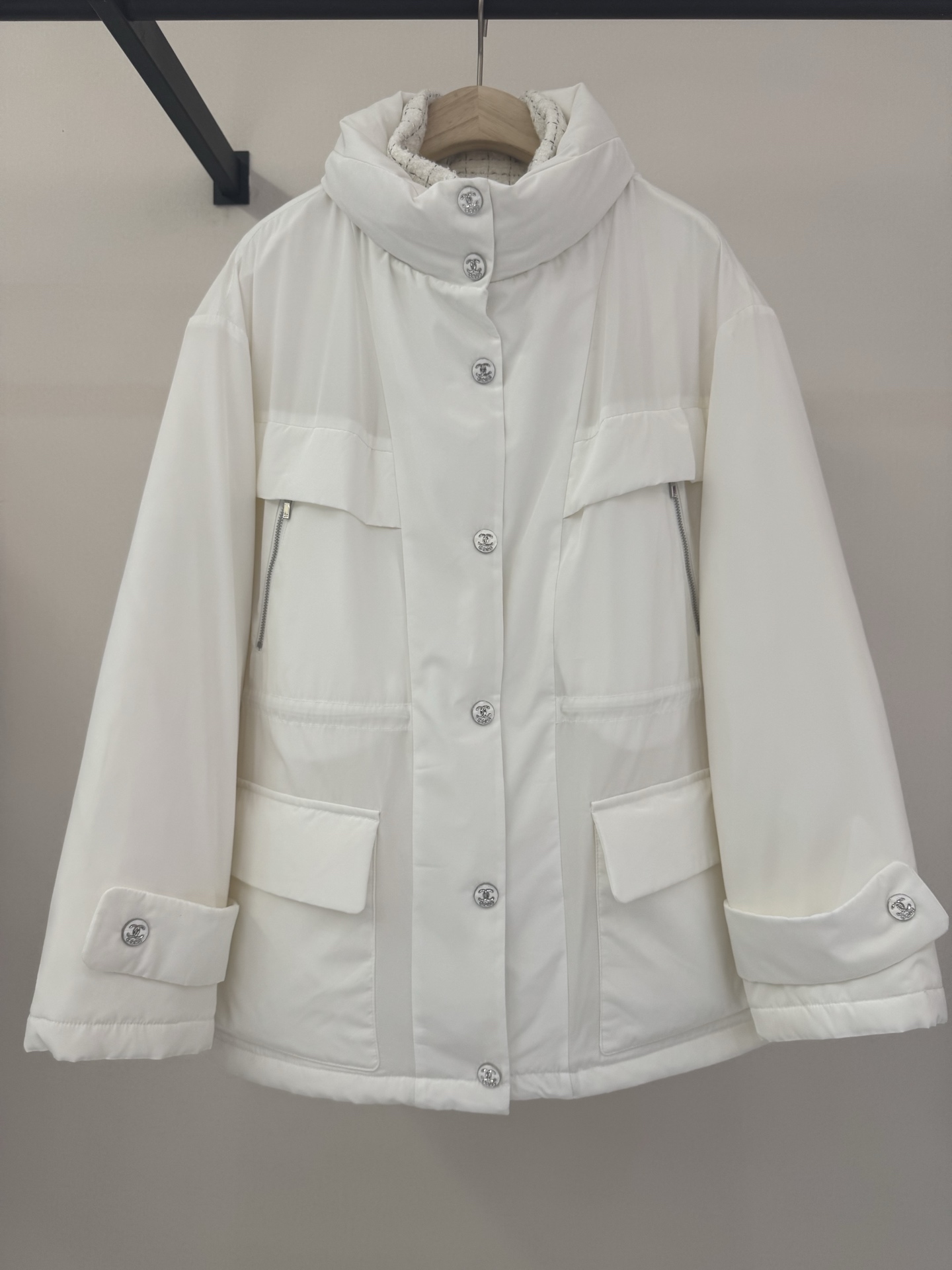NO:638191,This little fragrant wool-filled jacket from the CHANEL series has a white windproof outer layer (durable and easy to take care of) and a wool-filled inner liner that combines warmth and lightness (the wool fiber has a hollow scale structure, which can store a large amount of hot air and prevent heat loss, and the thermal insulation performance is about 20 higher than ordinary fabrics). The simplicity of the 'Chanel' embroidery on the back is Chanel's classic 'low-key luxury' style. The style is a clever fusion of innovative sophistication and workwear.  The multi-pocket design combines the elegance of Xiaoxiang with the functionality of workwear. Who can resist Xiaoxiang who has both grace and warmth? Chanel - clothing, chanel, chanel, jackets & coats, alexander wang19860909这款CHANEL（香奈儿）系列的小香风羊毛填充外套 外层是白色防风面料（耐穿好打理） 填充羊毛内胆 兼顾保暖性与轻盈感（羊毛纤维呈中空鳞片结构 能储存大量热空气 阻止热量流失,保暖性能比普通面料提升约20) 背后的“Chanel”刺绣简洁是香奈儿经典”低调的奢华”风格 款式是创新的精致与工装巧妙融合 多口袋设计既有小香的优雅又具备工装的功能性 风度与温度并存的小香谁还能忍住不入,香奈儿-服装,chanel,chanel,jackets & coats,alexander wang,Women's clothing