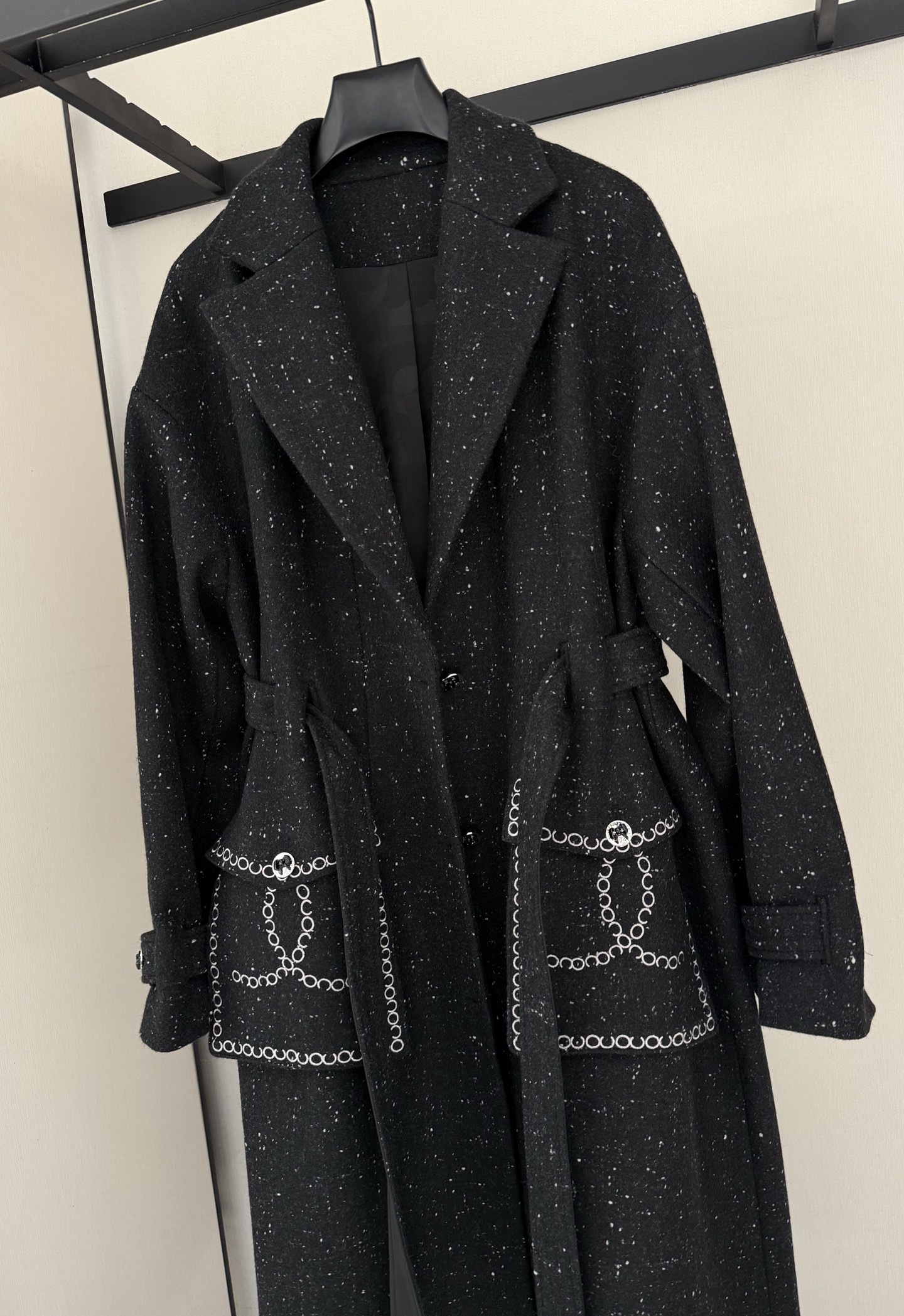 NO:638496,Xiaoxiangfeng style coat is exquisite and high-end. It is made of tweed. It has a black background with fine snowflake patterns. It is low-key and shiny. It retains the exquisite texture of Xiaoxiangfeng. The loose version can modify the figure. It is paired with a fabric belt to tighten the waist. It can both slim down and highlight the waistline. This coat has a light retro style and can be paired with simple inner wear (such as suspenders and sweaters) to take the daily elegance route.  It can also be paired with skirts/boots to create a light and mature style, Chanel-clothing, chanel, boots, skirts, alexander wang19860909小香风气质款大衣 精致又显高级 采用粗花呢 黑色底色里带细碎的雪花纹 低调又有光泽感 既保留了小香风的精致肌理 宽松版型能修饰身材 搭配本布腰带收腰 既显瘦又能突出腰线 这款大衣是轻复古风格 既能搭配简约内搭（比如吊带 针织衫）走日常优雅路线 也能搭配裙装/靴装打造轻熟风,香奈儿-服装,chanel,boots,skirts,alexander wang,Women's clothing
