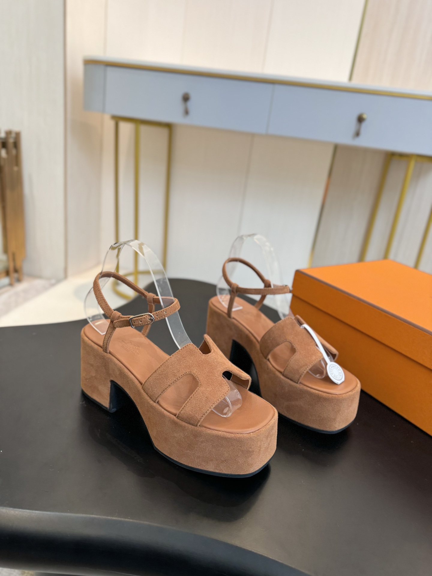 NO:405358,Hermes classic thick-heeled sandals series fashionable and versatile, super comfortable, original development, craftsmanship spirit, every detail is the ultimate, matched with the iconic H upper of the black tone, simple and smooth design, creating a fashionable and classic soft style, cow velvet, original 1:1 exclusive private model heel water table/SIZE35-40 (41.42 customization, no return or replacement), sandals, hermes, hermes, sandals19860909Hermes 爱马仕经典粗跟凉鞋系列时尚经典又百搭 超级舒服 原版开发 匠心精神 每个细节都做到极致 搭配黑色调标志性H鞋面 设计简约流畅 打造时尚经典柔美造型 牛绒 原版1:1独家私模鞋跟水台/ SIZE35-40（41 .42定制不退不换）,凉鞋,hermes,hermes,sandals,Women's Shoes