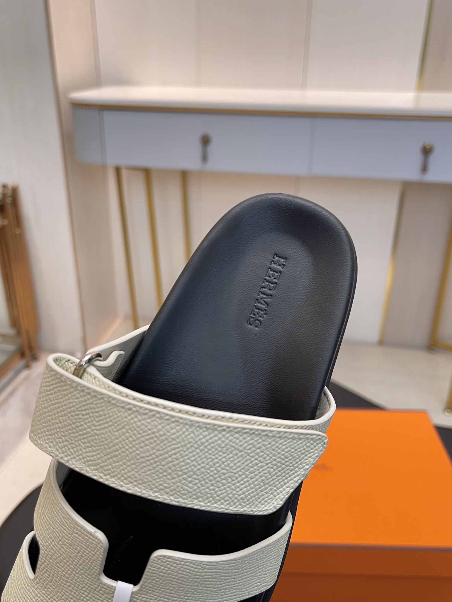 NO:405352,Top version of men's and women's style. Hermes second uncle slippers that are so popular recently - chypre sandals, ugly and cute. I really need versatile slippers in summer. This pair of second uncle's slippers looks good no matter how you match it, it feels casual and high-end. The comfort is also great. It is paired with various colorful socks. Hermes new H sandals slippers. High quality ● Imported cowhide surface ● Imported water dyed beef in the inner ● Imported footbed imported mixed-bred sheepskin ● Outsole Tpu non-slip wear-resistant sole ● Size 39-45 (45 not returned or replaced) 35-40 (40 custom-made, no return or exchange) (10 for men's style), slippers, hermes, sandals, slippers, cowhide, sheepskin, socks19860909顶级版本男款 女款 最近火到不行的爱马仕二舅拖鞋- chypre凉鞋,丑萌丑萌的. 夏天真的太需要百搭拖鞋了 二舅这双拖鞋,怎么搭配都好看,随意且高级的感觉 舒适度也很棒,搭配各种彩色袜子,潮爆了 爱马仕新款H凉鞋 拖鞋 高品质 ●鞋面进口牛皮面 ●内里进口水染牛里 ●垫脚进口混种羊皮 ●大底Tpu防滑耐磨大底 ●码数男39-45（45不退不换） 35-40(40定做不退不换)（男款加10）,拖鞋,hermes,sandals,slippers,cowhide,sheepskin,socks,Women's Shoes