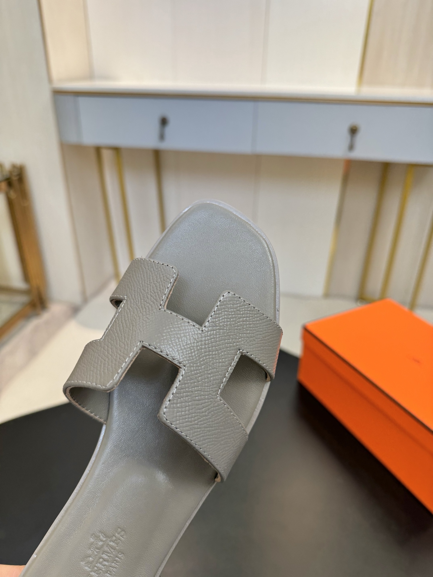 NO:749857,Outsole of the same color (with silk scarf, add 35 yuan) 'Latest color matching' Palm pattern Hermes Hermès H slippers Oran sandals series————————Fashionable and versatile Super comfortable Every detail is done to the extreme Original 1:1 exclusive private mold upper/original leather welt outsole SIZE34~42 (34.40.41.42 customized non-refundable), slippers, hermes, hermes, sandals, slippers19860909同色大底（配丝巾另加35元）『最新配色』 手掌纹Hermes 爱马仕H拖鞋Oran凉鞋系列———————————时尚又百搭 超级舒服 每个细节都做到极致 原版1:1独家私模鞋面/原版真皮沿条大底  SIZE34~42（34.40.41.42定制不退不换）,拖鞋,hermes,hermes,sandals,slippers,Women's Shoes