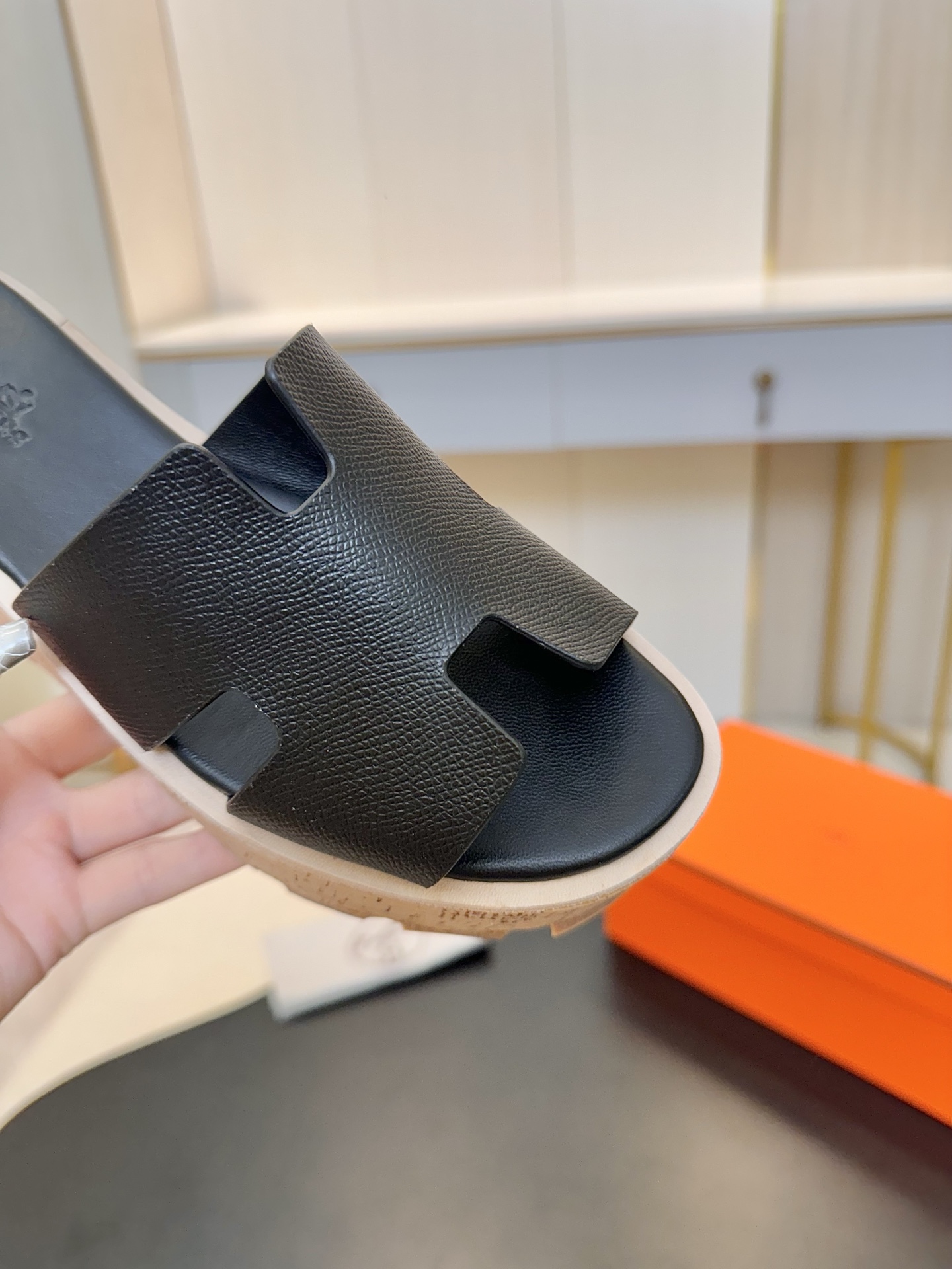 NO:405378,Hermes Hermes counter new texture sandals series, original cowhide upper, imported water dyed sheepskin, outsole original wear-resistant, non-slip, outsole genuine leather edge, shoe size: 35-42 (40 41 42 custom made, no return or exchange), slippers, hermes, hermes, slippers, cowhide, sheepskin19860909Hermes 爱马仕 专柜新款质感凉拖系列 鞋面原版牛皮面 内里进口水染羊皮 大底原版耐磨防滑大底真皮沿条 鞋码:35-42（40 41 42定做不退换）,拖鞋,hermes,hermes,slippers,cowhide,sheepskin,Women's Shoes