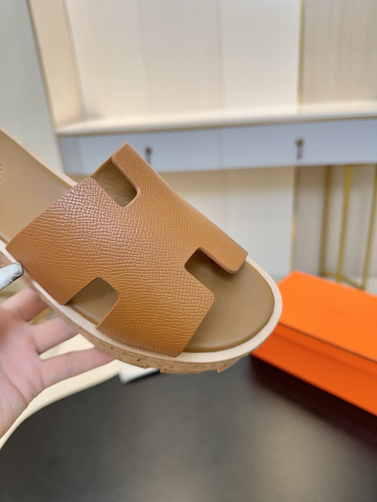 NO:235823,Hermes Hermes counter new texture sandals series, original cowhide upper, imported water dyed sheepskin, outsole original wear-resistant, non-slip, outsole genuine leather edge, shoe size: 35-42 (40 41 42 custom made, no return or exchange), slippers, hermes, hermes, slippers, cowhide, sheepskin19860909Hermes 爱马仕 专柜新款质感凉拖系列 鞋面原版牛皮面 内里进口水染羊皮 大底原版耐磨防滑大底真皮沿条 鞋码:35-42（40 41 42定做不退换）,拖鞋,hermes,hermes,slippers,cowhide,sheepskin,Women's Shoes