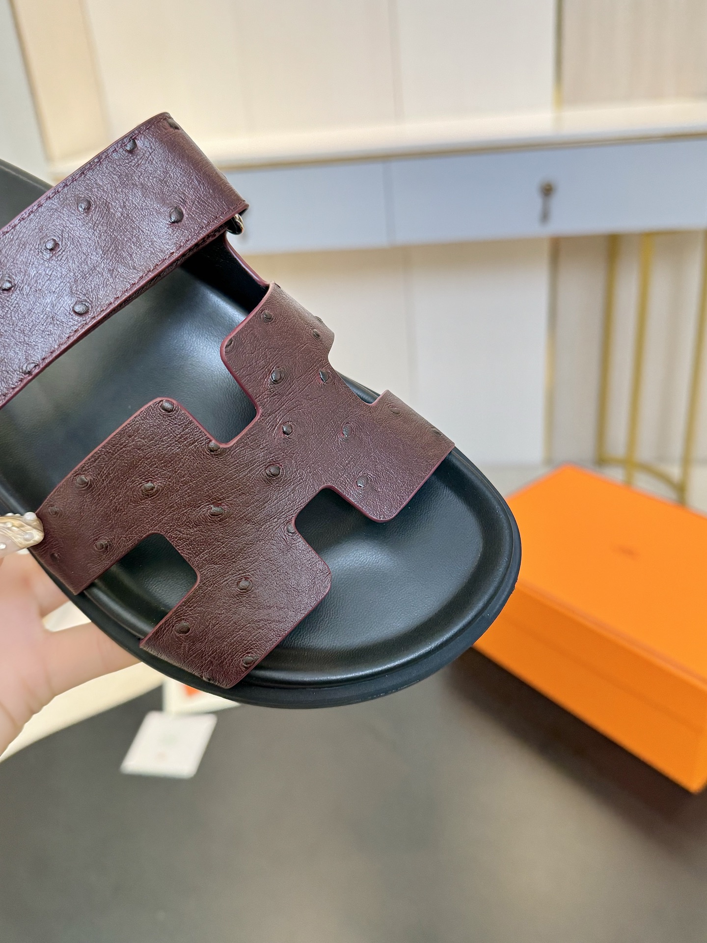 NO:405390,Top version (ostrich pattern) for men and women. Hermes second uncle slippers that are very popular recently - chypre sandals, ugly and cute. I really need versatile slippers in summer. Second uncle's slippers look good no matter how you match it, it feels casual and high-end. The comfort is also great. It is paired with various colorful socks. Hermes new H sandals slippers. High quality ● Imported cowhide surface ● Imported water dyed beef ● Floor pad imported mixed-bred sheepskin ● Outsole Tpu non-slip and wear-resistant soles ● Size 39-45 (45 not returned or replaced) 35-40 (40 custom-made not returned or replaced) (10 for men), slippers, hermes, sandals, slippers, cowhide, sheepskin, socks19860909顶级版本（鸵鸟纹）男款 女款 最近火到不行的爱马仕二舅拖鞋- chypre凉鞋,丑萌丑萌的. 夏天真的太需要百搭拖鞋了 二舅这双拖鞋,怎么搭配都好看,随意且高级的感觉 舒适度也很棒,搭配各种彩色袜子,潮爆了 爱马仕新款H凉鞋 拖鞋 高品质 ●鞋面进口牛皮面 ●内里进口水染牛里 ●垫脚进口混种羊皮 ●大底Tpu防滑耐磨大底 ●码数男39-45（45不退不换） 35-40(40定做不退不换)（男款加10）,拖鞋,hermes,sandals,slippers,cowhide,sheepskin,socks,Women's Shoes