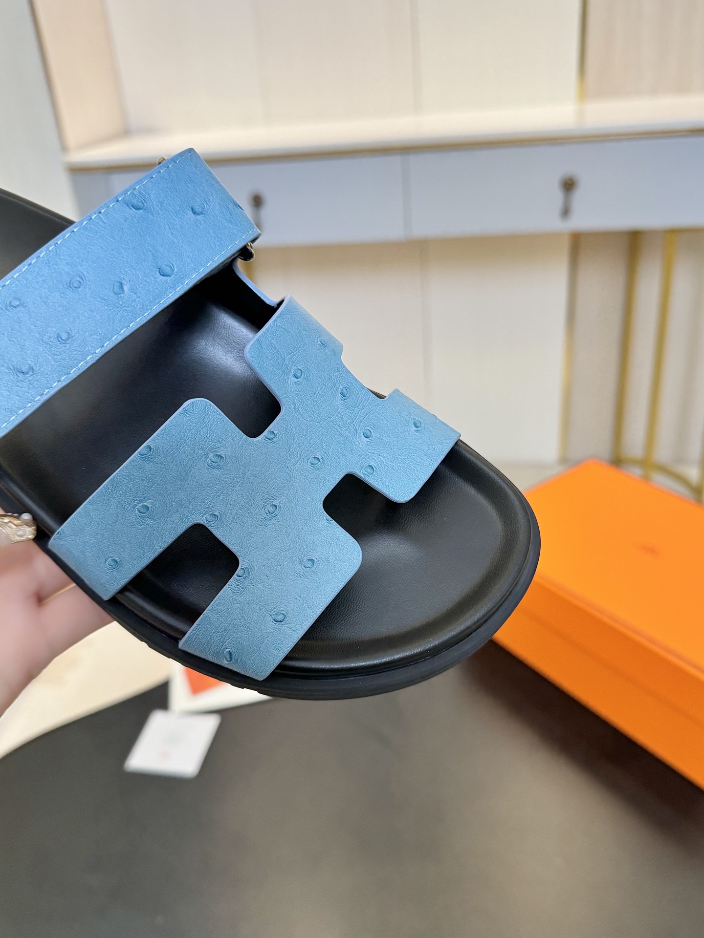 NO:405382,Top version (ostrich pattern) for men and women. Hermes second uncle slippers that are very popular recently - chypre sandals, ugly and cute. I really need versatile slippers in summer. Second uncle's slippers look good no matter how you match it, it feels casual and high-end. The comfort is also great. It is paired with various colorful socks. Hermes new H sandals slippers. High quality ● Imported cowhide surface ● Imported water dyed beef ● Floor pad imported mixed-bred sheepskin ● Outsole Tpu non-slip and wear-resistant soles ● Size 39-45 (45 not returned or replaced) 35-40 (40 custom-made not returned or replaced) (10 for men), slippers, hermes, sandals, slippers, cowhide, sheepskin, socks19860909顶级版本（鸵鸟纹）男款 女款 最近火到不行的爱马仕二舅拖鞋- chypre凉鞋,丑萌丑萌的. 夏天真的太需要百搭拖鞋了 二舅这双拖鞋,怎么搭配都好看,随意且高级的感觉 舒适度也很棒,搭配各种彩色袜子,潮爆了 爱马仕新款H凉鞋 拖鞋 高品质 ●鞋面进口牛皮面 ●内里进口水染牛里 ●垫脚进口混种羊皮 ●大底Tpu防滑耐磨大底 ●码数男39-45（45不退不换） 35-40(40定做不退不换)（男款加10）,拖鞋,hermes,sandals,slippers,cowhide,sheepskin,socks,Women's Shoes