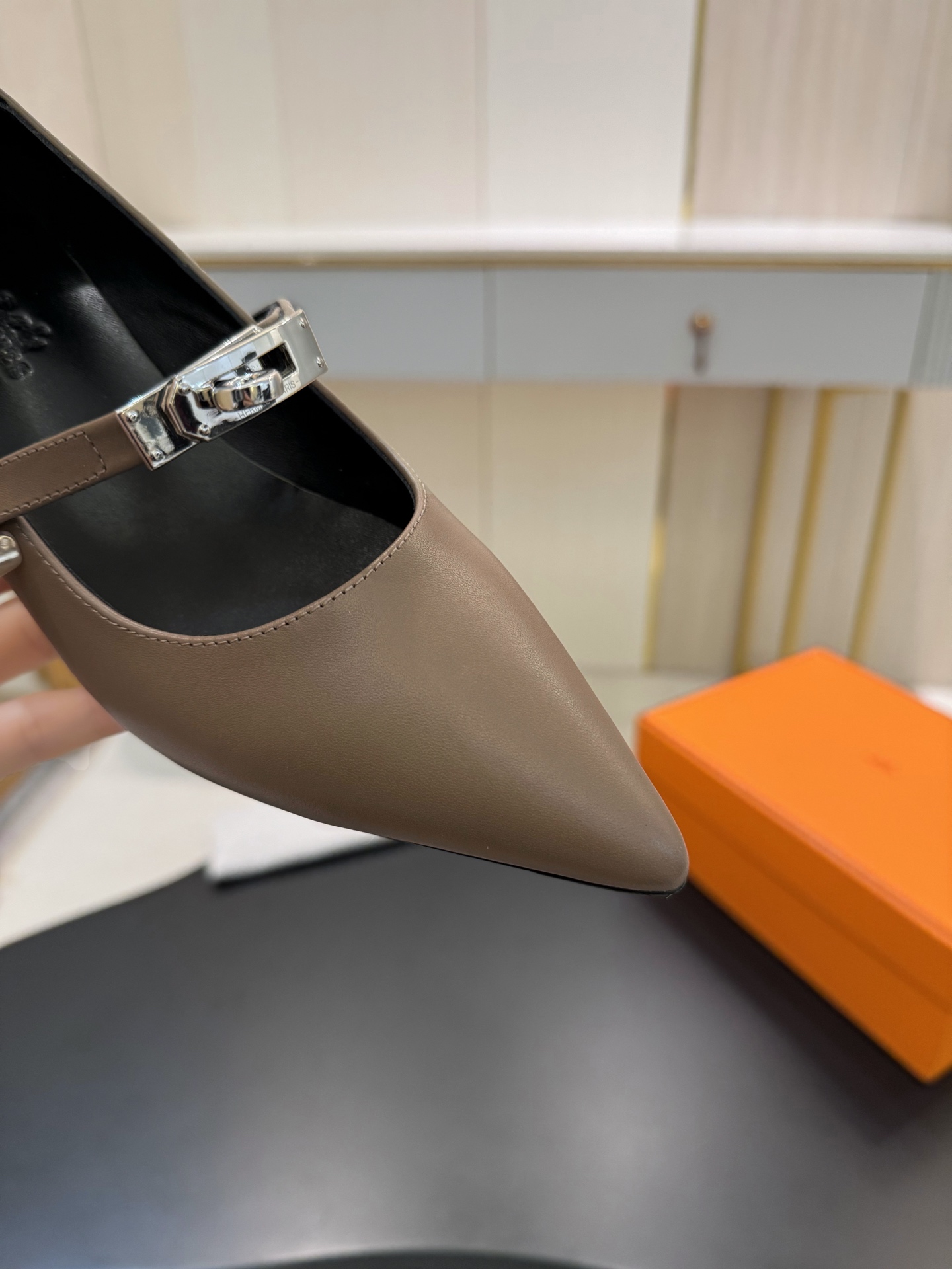 NO:463080,Hermes... a Eclair 2025 new Kelly+ hit series. The style is super positive, the body is breathable, comfortable imported cowhide. A single item that combines the appearance and comfort in spring and summer colors!  Channel supply Heel height 4.5cm Size 35-39 can be set 40.41.42, single shoes, hermes, cowhide19860909Hermes... a Eclair 2025新款Kelly+爆款系列 版型超正,透体透气 舒适的进口牛皮 春夏拼色兼具颜值舒适度的单品！ 渠道货源 跟高4.5cm 码数 size 35-39可定40.41.42,单鞋,hermes,cowhide,Women's Shoes