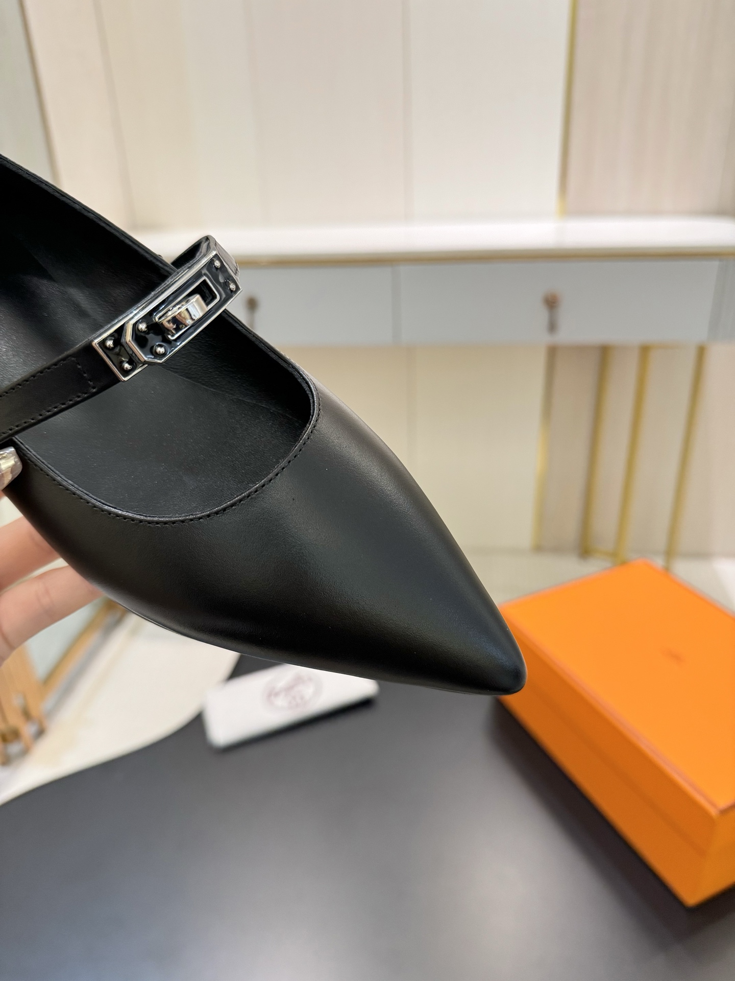 NO:463026,Hermes... a Eclair 2025 new Kelly+ hit series. The style is super positive, the body is breathable, comfortable imported cowhide. A single item that combines the appearance and comfort in spring and summer colors!  Channel supply Heel height 4.5cm Size 35-39 can be set 40.41.42, single shoes, hermes, cowhide19860909Hermes... a Eclair 2025新款Kelly+爆款系列 版型超正,透体透气 舒适的进口牛皮 春夏拼色兼具颜值舒适度的单品！ 渠道货源 跟高4.5cm 码数 size 35-39可定40.41.42,单鞋,hermes,cowhide,Women's Shoes