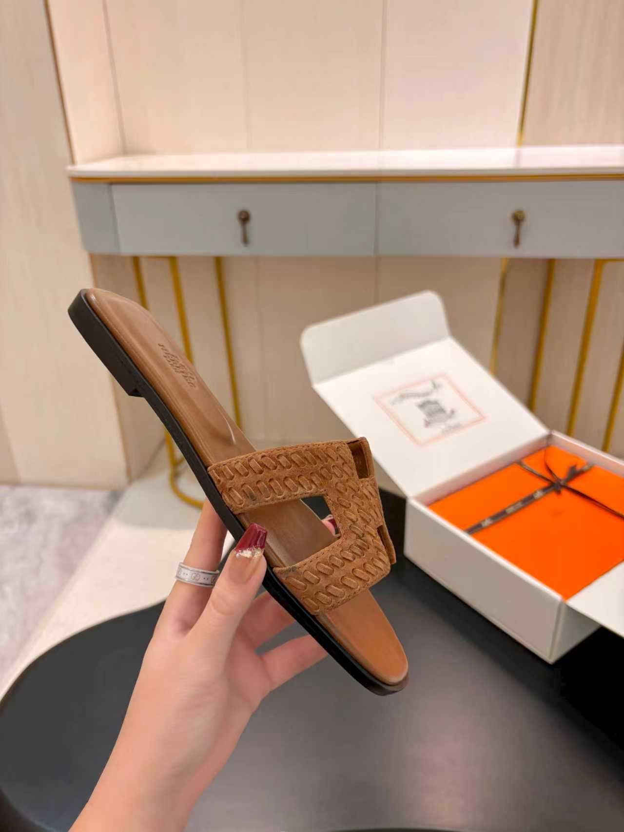 NO:749855,(Additional 10 for the airplane box) * Hermès 25 new spring and summer products, top version of the classic H-shaped Oran thick-heeled slippers series, original specific cowhide for the upper, imported mixed sheepskin lining, original Italian genuine leather outsole, high heel flat/5cm, shoe size: 35-39 (40.41.42. Customized, non-returnable, slippers, hermes, slippers, cowhide, sheepskin, Leather soles19860909（飞机盒另加10）* 爱玛仕 25 春夏新品 顶级版本经典H型Oran粗跟拖鞋系列 鞋面原版特定牛皮 内里进口混种羊皮 大底原版意大利真皮大底  跟高平底/5cm 鞋码:35-39（40.41.42.定做不退换,拖鞋,hermes,slippers,cowhide,sheepskin,Leather soles,Women's Shoes