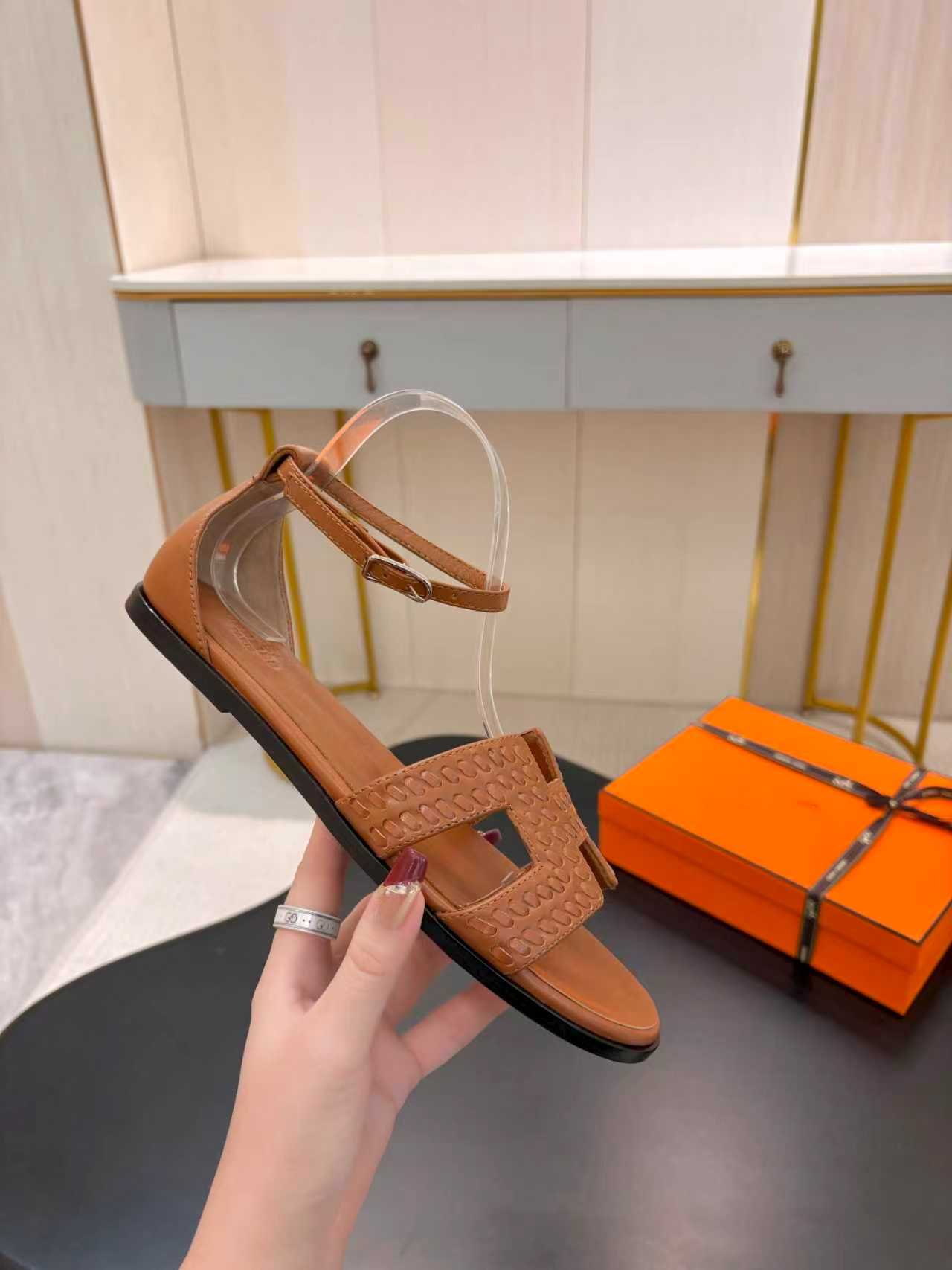 NO:749865,* Hermès 25 2025 spring and summer new products, top version of the classic H-type Oran thick heel slippers series, original specific cowhide upper, imported mixed sheepskin lining, original Italian genuine leather outsole, high heel flat/5cm, shoe size: 35-39 (40.41.42. Customized, non-returnable, sandals, hermes, sandals, slippers, cowhide, sheepskin, Leather soles19860909* 爱玛仕 25 2025春夏新品 顶级版本经典H型Oran粗跟拖鞋系列 鞋面原版特定牛皮 内里进口混种羊皮 大底原版意大利真皮大底  跟高平底/5cm 鞋码:35-39（40.41.42.定做不退换,凉鞋,hermes,sandals,slippers,cowhide,sheepskin,Leather soles,Women's Shoes