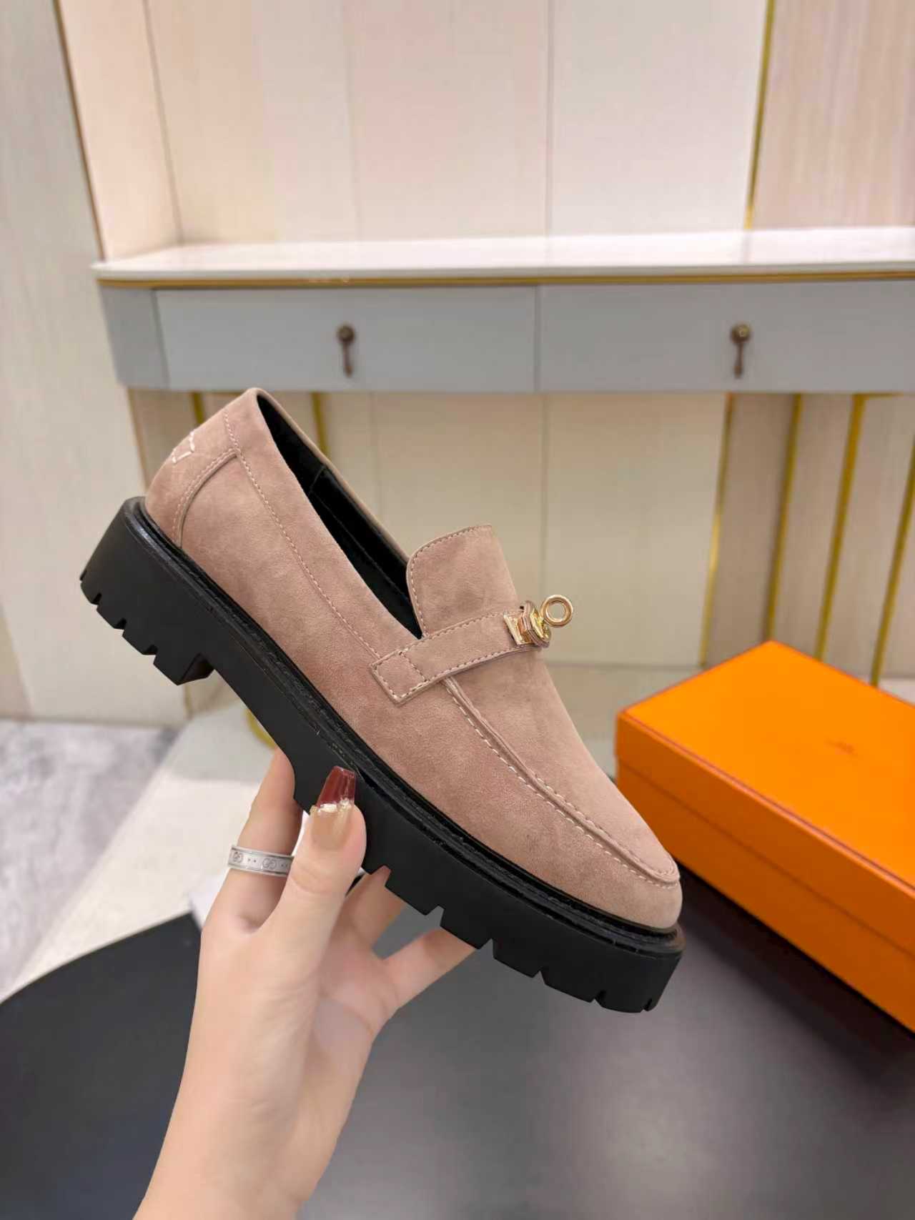 NO:749870,Hermes 2025 new autumn and winter Kelly buckle lcone color-blocked low-heeled women's shoes H thick-soled round-toe fashionable casual loafers Material upper imported calfskin + water-dyed cowhide lining + original open mold combination outsole Heel height 2.5CM Size: 35-41 (40, 41 non-returnable), loafers, hermes, hermes, loafers, cowhide19860909爱马仕 Hermes 2025秋冬新款 Kelly扣 lcone拼色低跟女鞋 H家厚底圆头时尚休闲乐福鞋 材质鞋面进口小牛皮+水染牛皮内里+原版开模组合大底 跟高2.5CM Size: 35-41（40,41不退换）,乐福鞋,hermes,hermes,loafers,cowhide,Women's Shoes