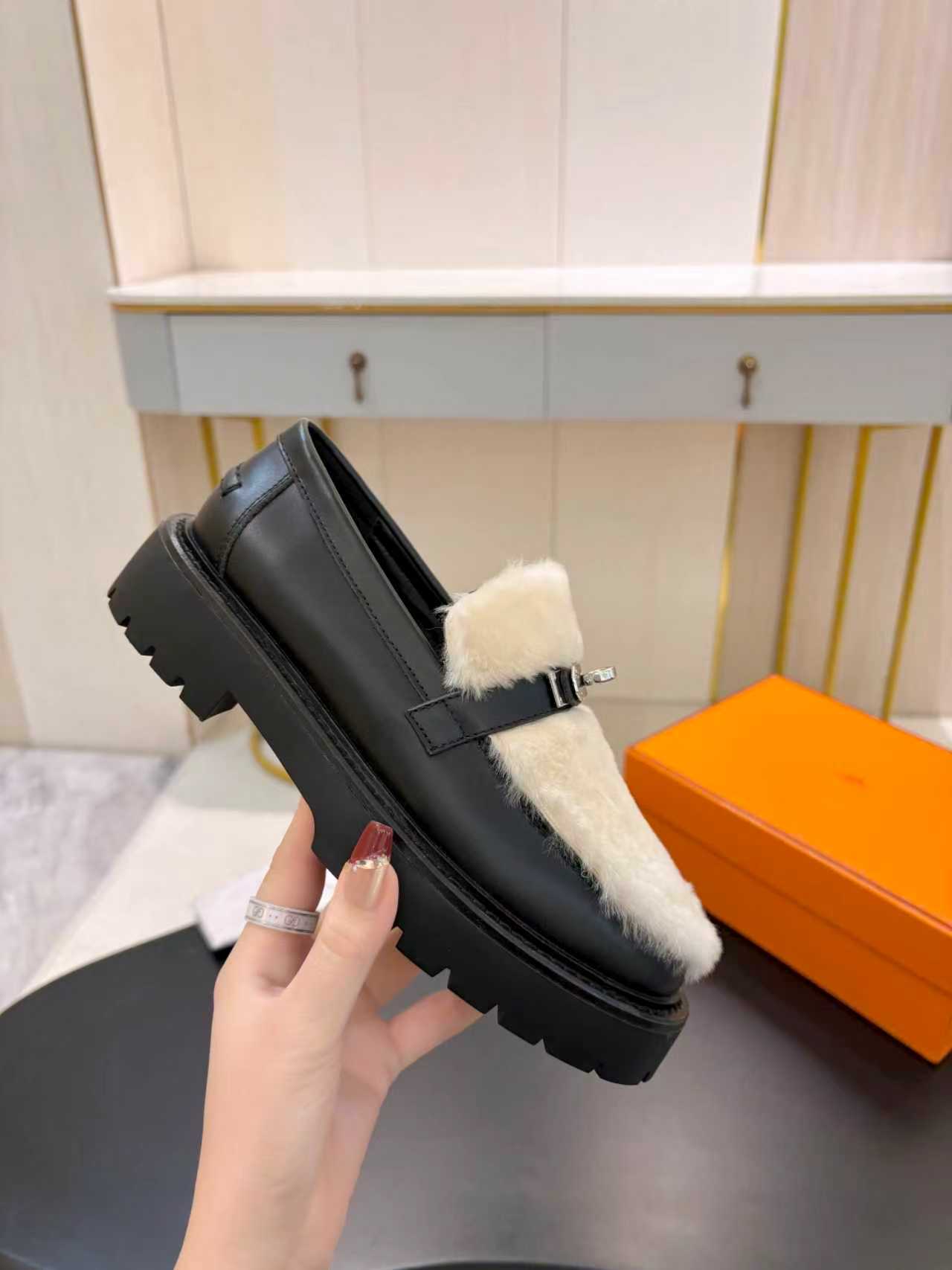 NO:615940,Hermes 2025 new autumn and winter Kelly buckle lcone color-blocked low-heeled women's shoes H thick-soled round-toe fashionable casual loafers Material upper imported calfskin + water-dyed cowhide lining + original open mold combination outsole Heel height 2.5CM Size: 35-41 (40,41 non-returnable), loafers, hermes, hermes, loafers, cowhide19860909Hermes 爱马仕2025秋冬新款 Kelly扣 lcone拼色低跟女鞋 H家厚底圆头时尚休闲乐福鞋 材质鞋面进口小牛皮+水染牛皮内里+原版开模组合大底 跟高2.5CM Size: 35-41（40,41不退换）,乐福鞋,hermes,hermes,loafers,cowhide,Women's Shoes