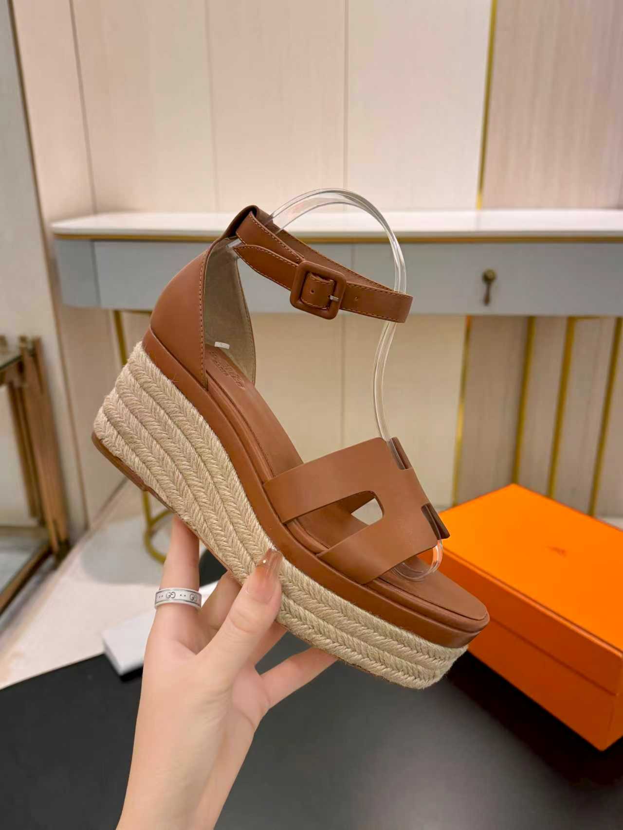 NO:749872,Top [love] Hermes Hermes hemp rope sole H sandals new color matching Oran sandals classic series——————————[Rose] Exclusive original molding, fashionable and versatile, super comfortable, every detail is done to the extreme original palm print/swift calfskin, original exclusive private mold upper/original leather outsole/original water table molding, sheepskin lining, sheepskin feet [fireworks], simply beautiful Packaging: original packaging  SIZE35-42 (customized for 40-42),sandals,hermes,hermes,stuart weitzman,sandals,cowhide,sheepskin,Leather soles19860909顶级[爱心]Hermes 爱马仕麻绳底H凉鞋新款配色Oran凉鞋经典系列———————————[玫瑰]独家原版开模,时尚又百搭 超级舒服 每个细节都做到极致 原版手掌纹/swift小牛皮 , 原版独家私模鞋面/原版真皮大底 /原版水台开模,羊皮内里,羊皮垫脚[烟花],简直美翻了 包装: 原版包装 SIZE35-42（40-42订做）,凉鞋,hermes,hermes,stuart weitzman,sandals,cowhide,sheepskin,Leather soles,Women's Shoes