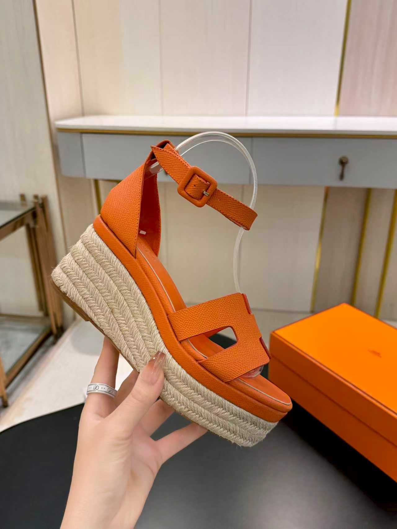 NO:706925,Hermes Hermes hemp rope sole H sandals New color matching Oran sandals classic series——————————[Rose] Exclusive original molding, fashionable and versatile, super comfortable, every detail is made to the extreme Original palm print/swift calfskin, original exclusive private mold upper/original leather outsole/original water table molding, sheepskin lining, sheepskin feet, simply beautiful Packaging: Original packaging  SIZE35-42 (customized for 40-42), high heels sandals, hermes, hermes, stuart weitzman, sandals, high heels, cowhide, sheepskin, Leather soles19860909Hermes 爱马仕麻绳底H凉鞋 新款配色Oran凉鞋经典系列———————————[玫瑰]独家原版开模,时尚又百搭 超级舒服 每个细节都做到极致 原版手掌纹/swift小牛皮 , 原版独家私模鞋面/原版真皮大底 /原版水台开模,羊皮内里,羊皮垫脚,简直美翻了 包装: 原版包装 SIZE35-42（40-42订做）,高跟鞋凉鞋,hermes,hermes,stuart weitzman,sandals,high heels,cowhide,sheepskin,Leather soles,Women's Shoes